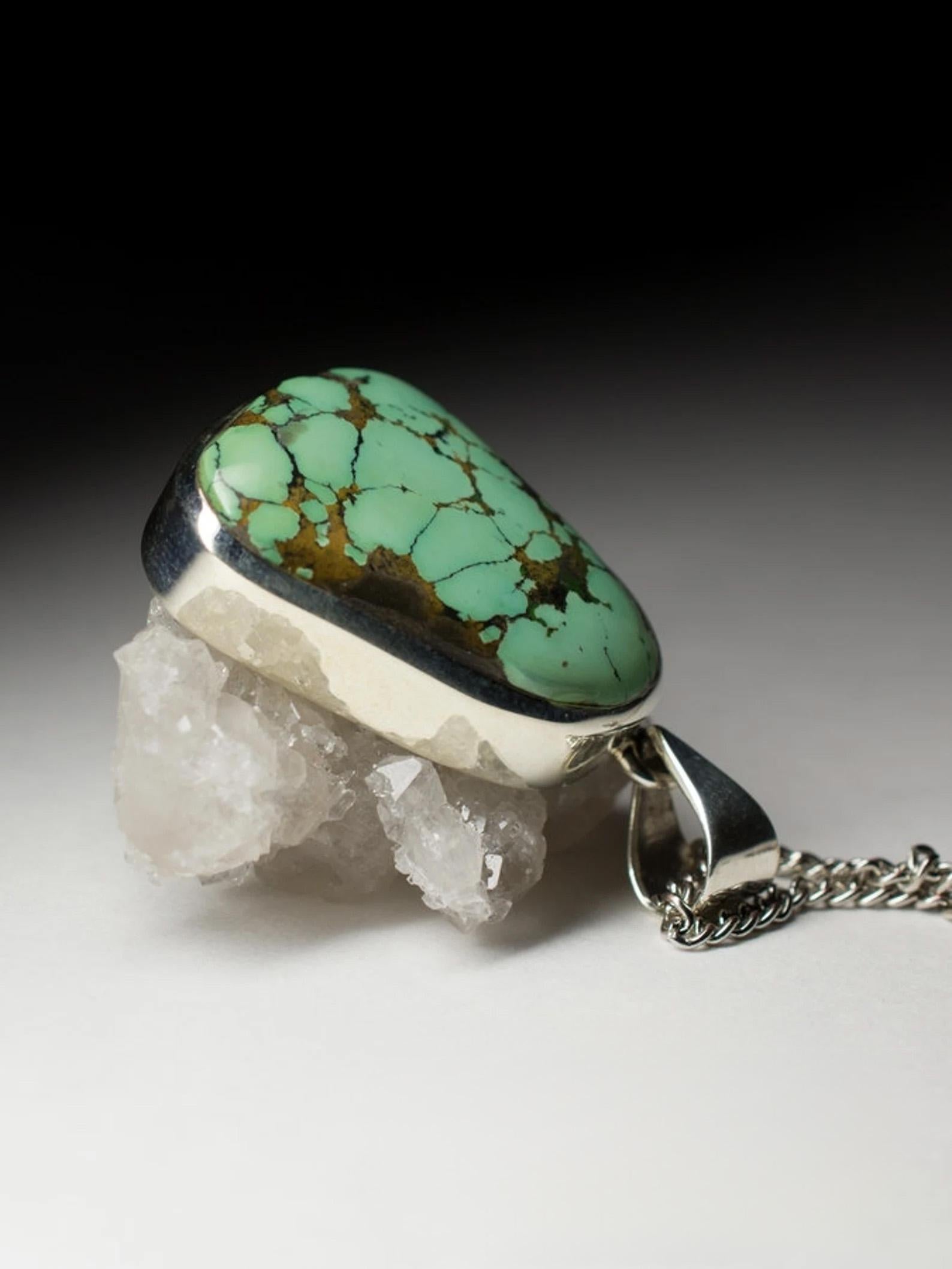 Collana d'argento con turchese verde chiaro naturale con un bellissimo disegno
origine della gemma - Tibet
peso del ciondolo - 13,3 grammi
altezza del pendente - 1,61 in / 41 mm
La pietra misura - 0,31 x 0,91 x 1,14 pollici / 8 х 23 х 29 mm