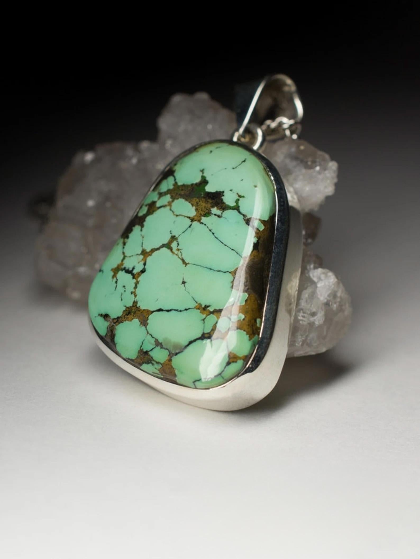 Artigiano Grande ciondolo in argento con turchese, pietra preziosa verde naturale, stile gigli d'acqua in vendita