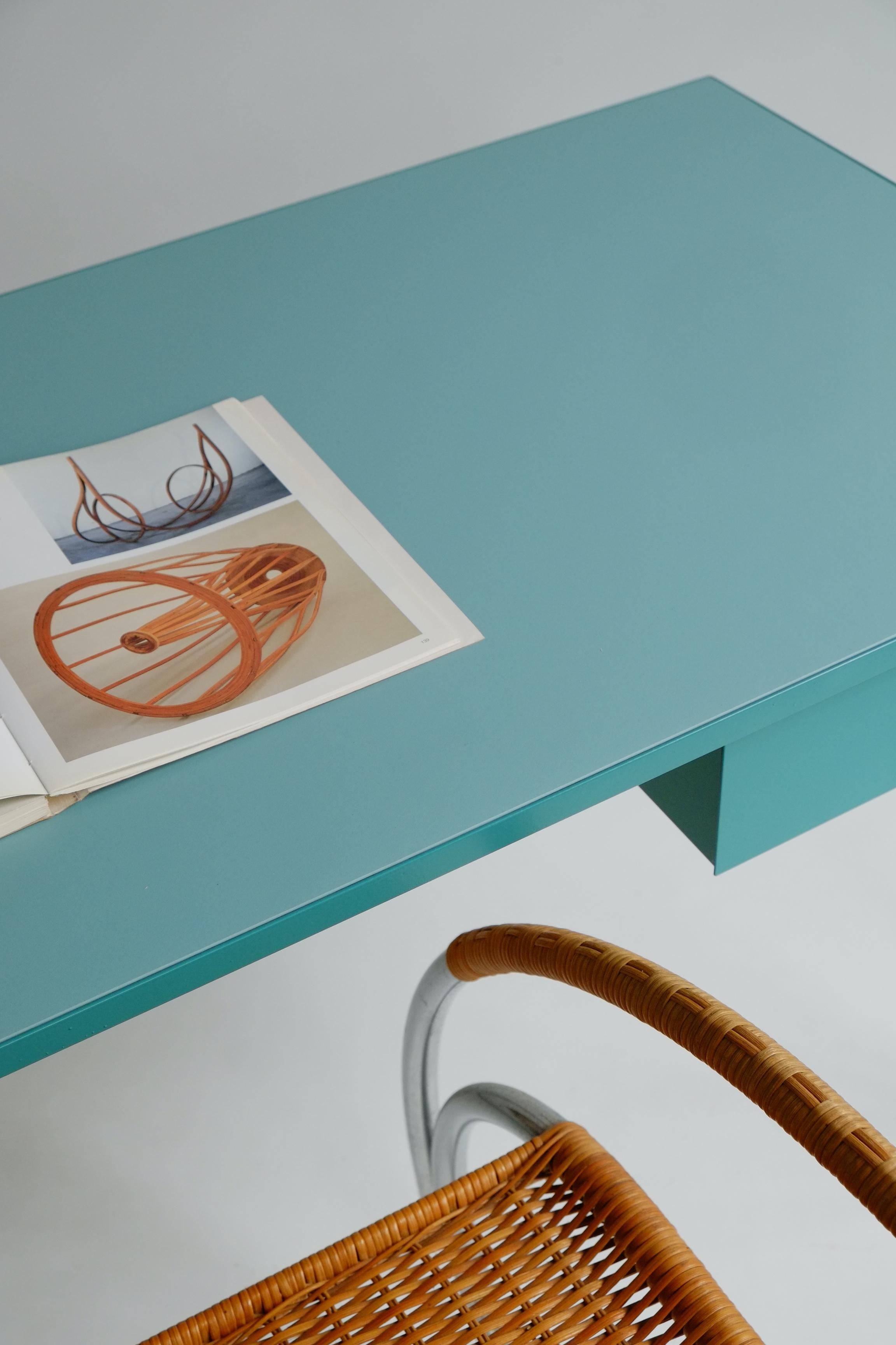 Britannique Grand bureau turquoise avec plateau en linoléum et deux tiroirs, personnalisable en vente