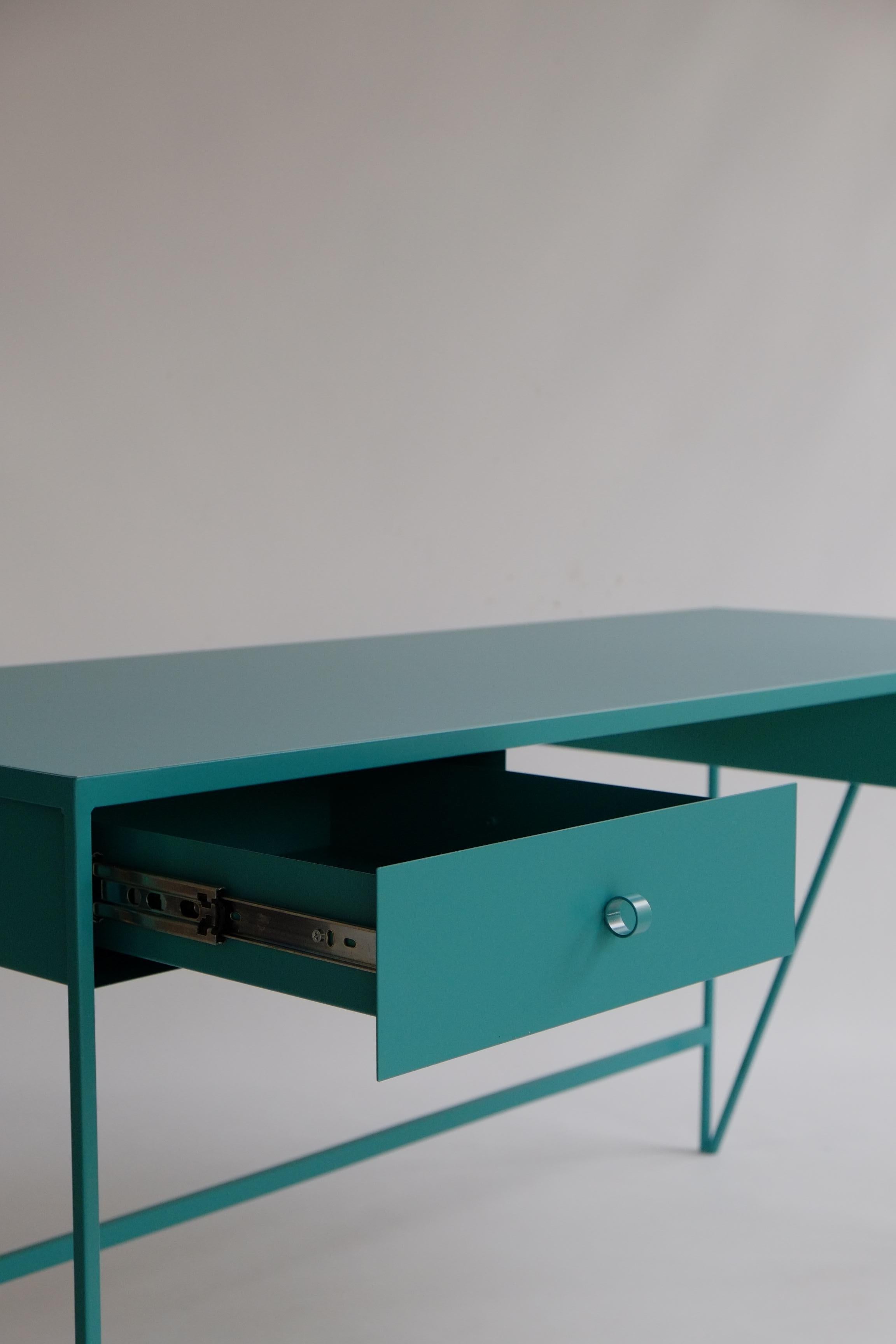 Acier Grand bureau turquoise avec plateau en linoléum et deux tiroirs, personnalisable en vente