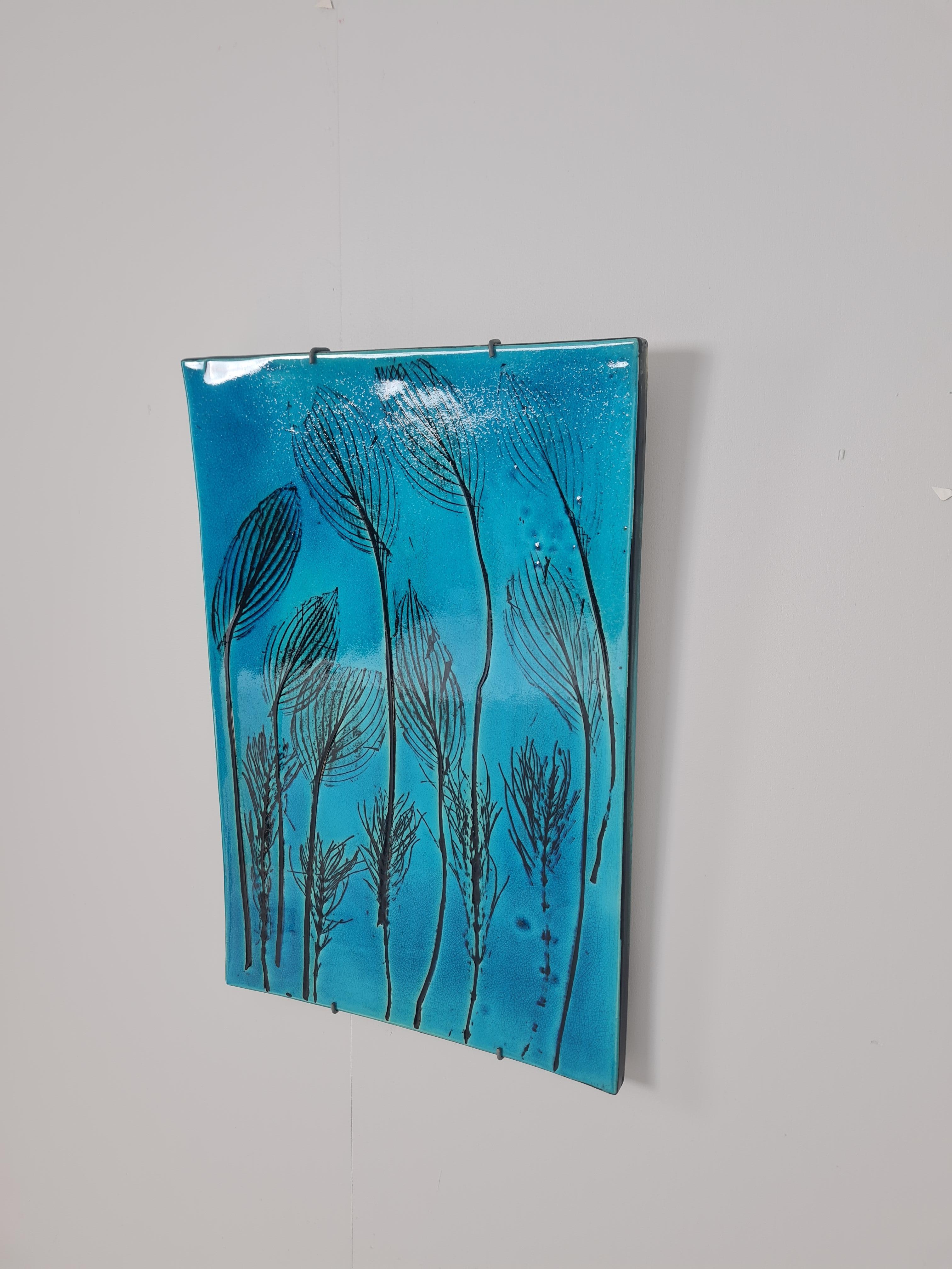 Embossé Grand relief mural à motif de feuilles en turquoise Toini Muona pour Arabia, années 1950 en vente