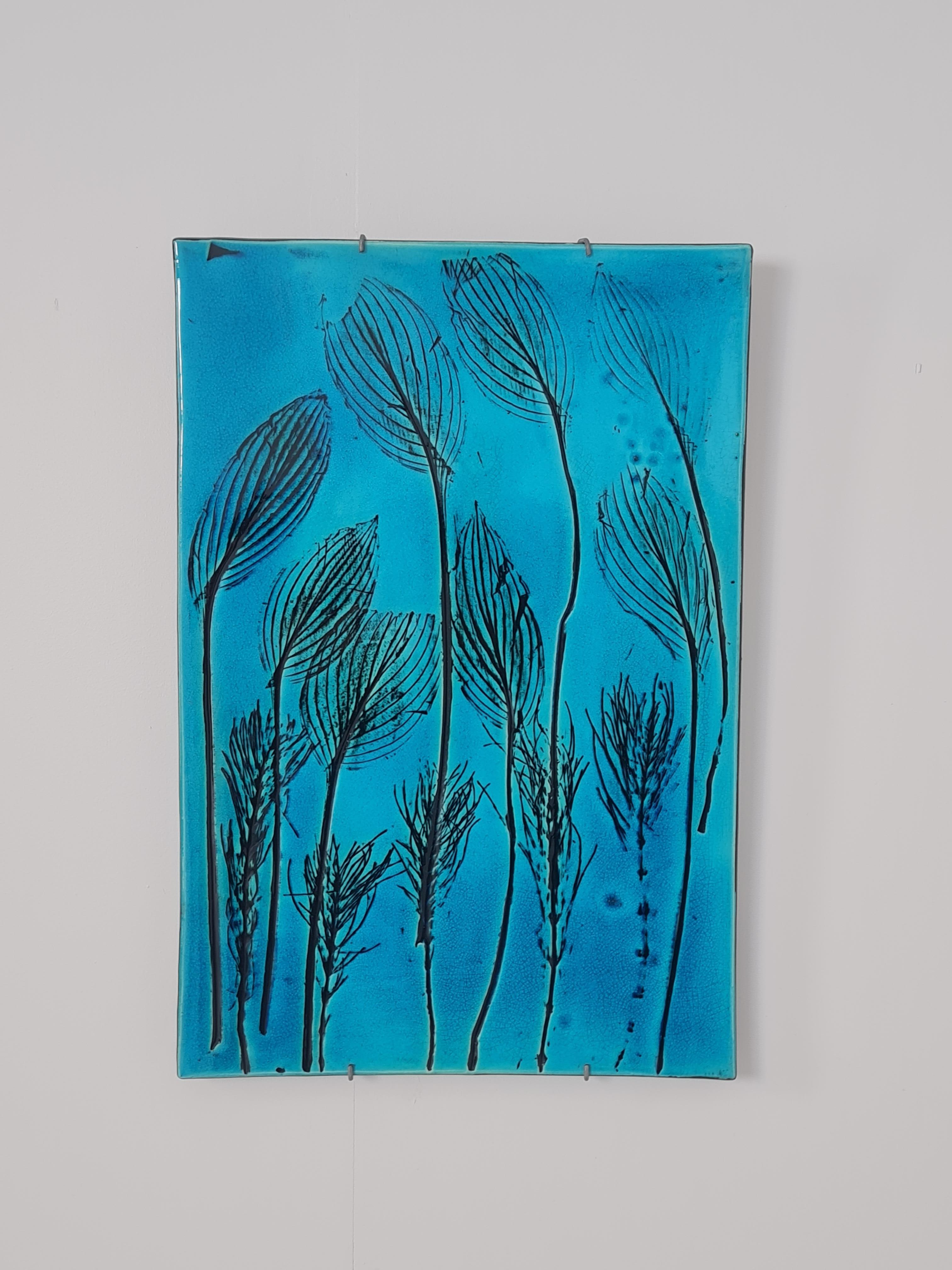 Le motif de ce relief est tiré de la Nature, comme c'est souvent le cas pour les objets de design finlandais. Conçue par Toini Muona, l'une des céramistes les plus influentes et les plus appréciées de son époque en Finlande. L'ère de l'après-guerre