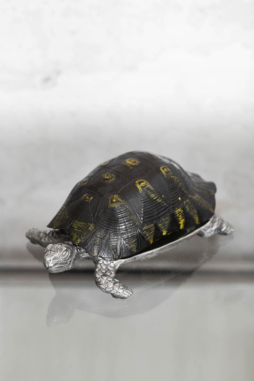 Large Turtle Pocket Emptier By Gabriella Crespi
Product details
Made of metal and shell, engraved signature, 1970s.

