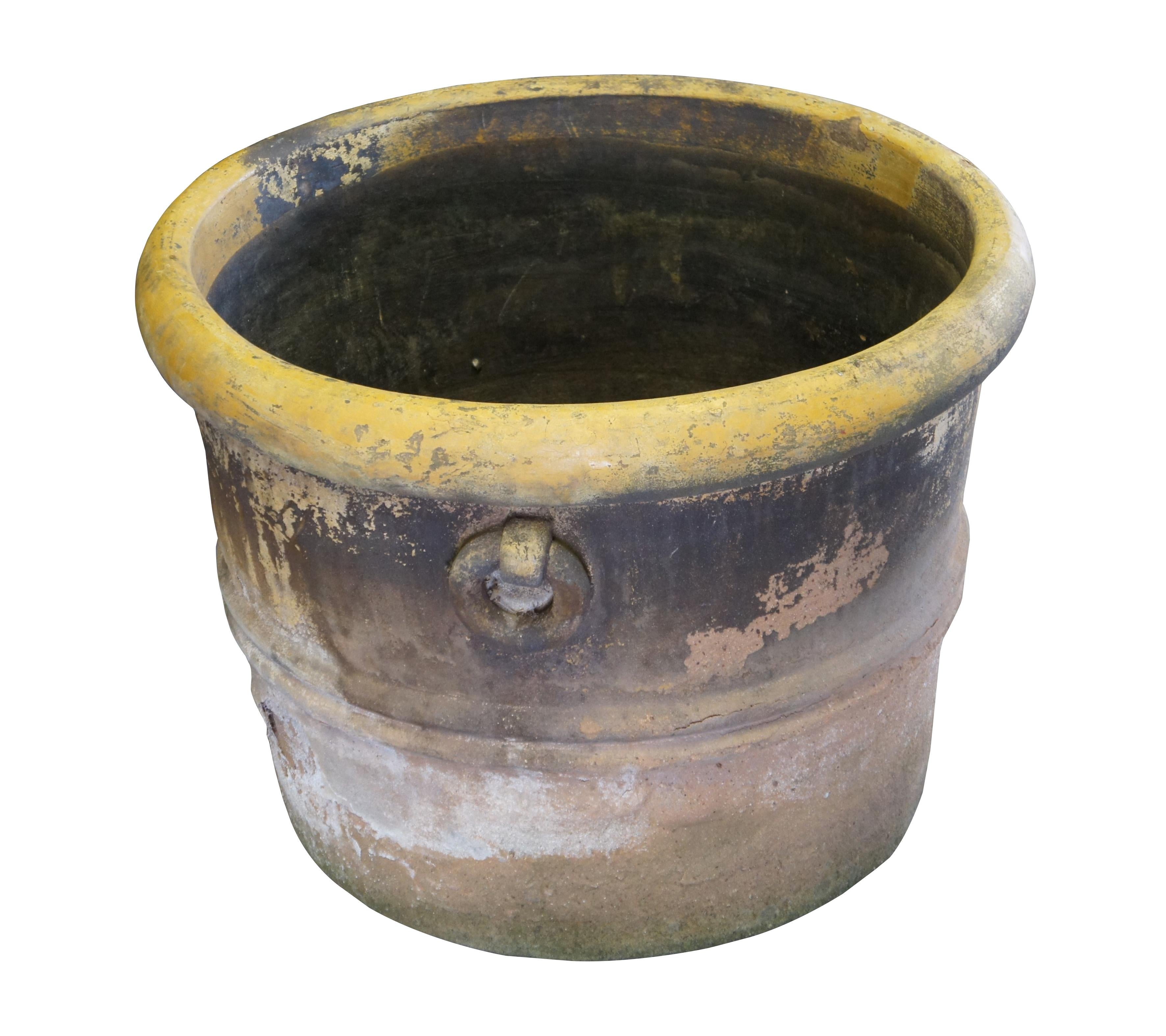 Fioriera / jardiniere / vaso da fiori / cachepot o urna molto grande della metà del secolo scorso.  Realizzato in terracotta con un design Southwestern / Tuscan / Farmhouse / Villa con anelli e bande fisse. 

Dimensioni:
28