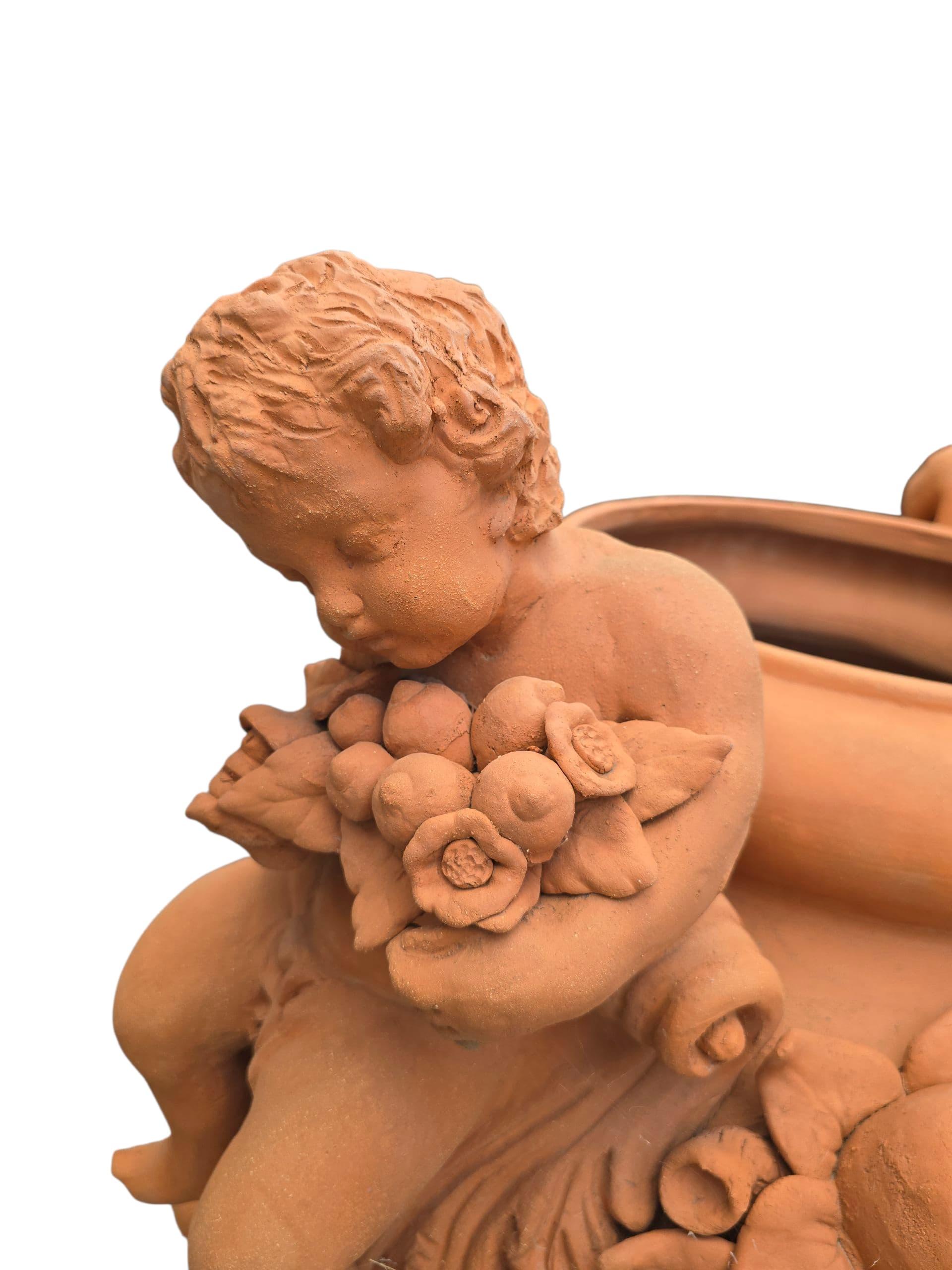 Beeindruckende und monumentale Terrakotta-Vase aus der Toskana, die ein kunstvolles Blumenmotiv in Hochrelief zeigt. Dieses mit traditionellen Techniken handgefertigte Dekorationsstück zeigt die warmen, natürlichen Farbtöne und die rustikale