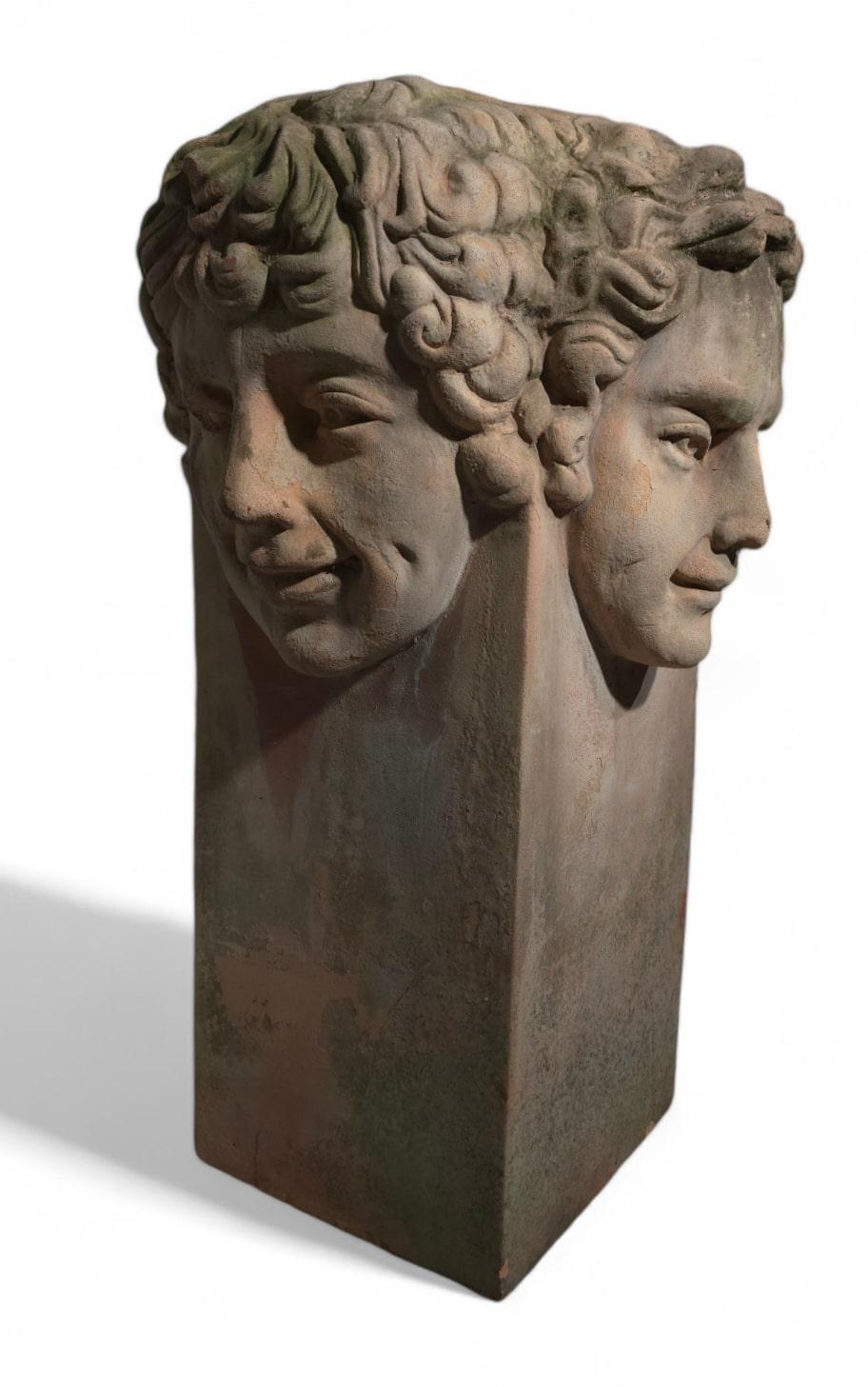 Preciosas jardineras grandes de terracota toscana de principios del siglo XX. Estas elegantes piezas presentan una cara sonriente en cada lado, lo que añade encanto y personalidad a su diseño clásico.

Características principales:

Origen: Toscana,