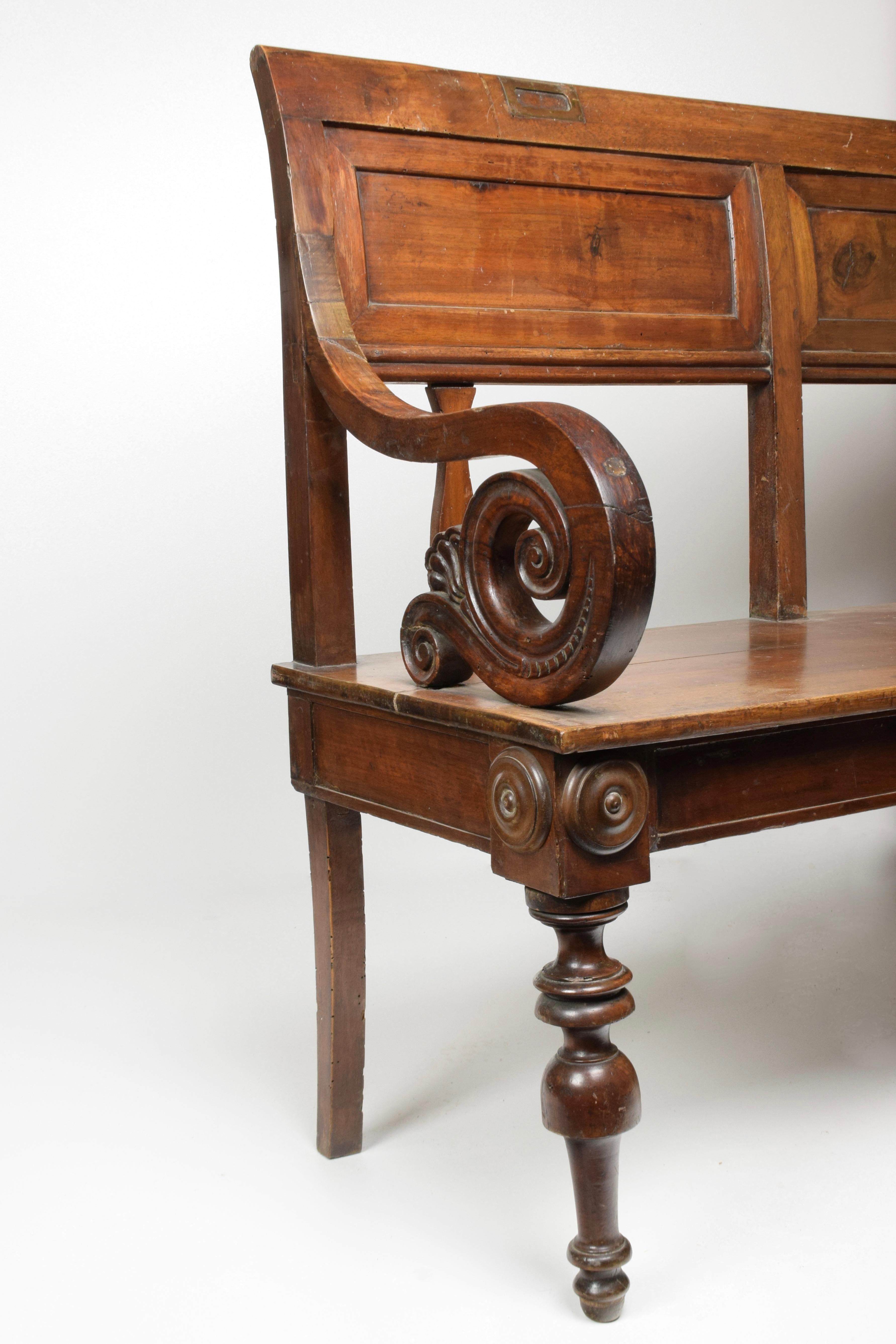 Tuscany, early 19th century
In solid walnut with carved armrests
Dimensions: approx. W 205 x D 43 x H 92 cm. Seat height 43 cm.