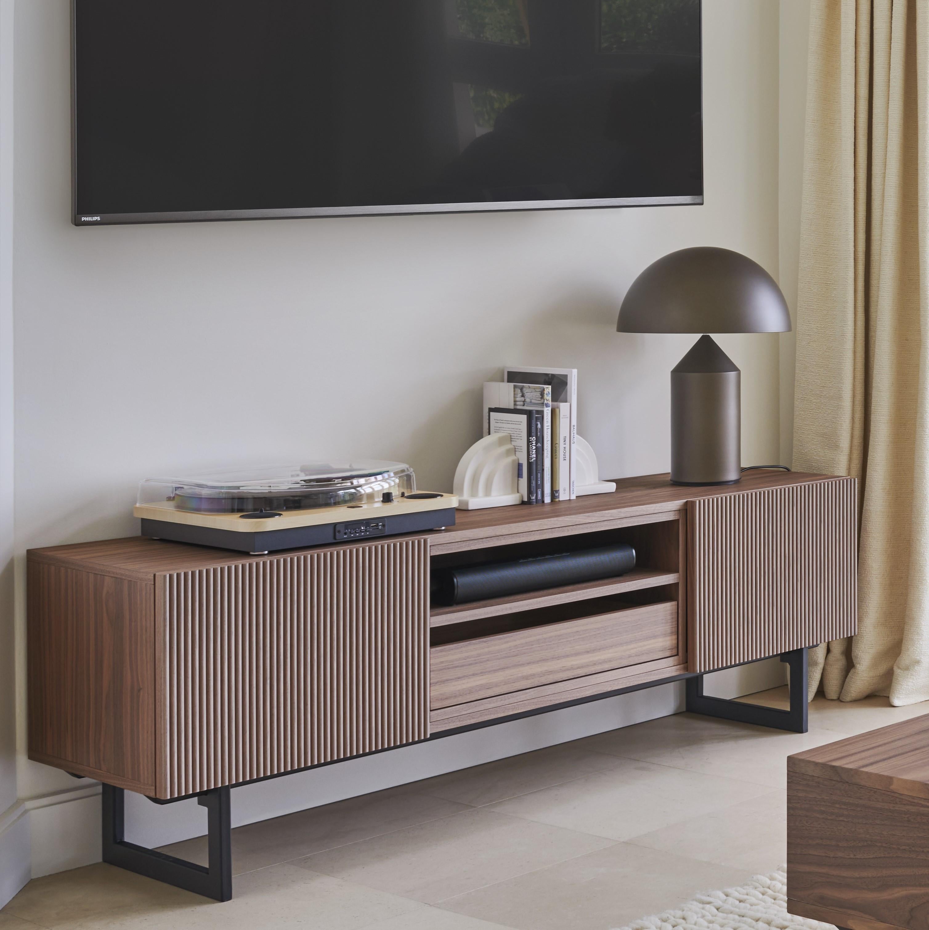 Questo mobile TV appartiene alla nostra nuovissima Collection CANNES ed è stato progettato da Christophe Lecomte, un designer francese che vive sulle coste dell'Atlantico. 
Christophe si è diplomato alla famosa scuola BOULLE nel 1990 e ha iniziato