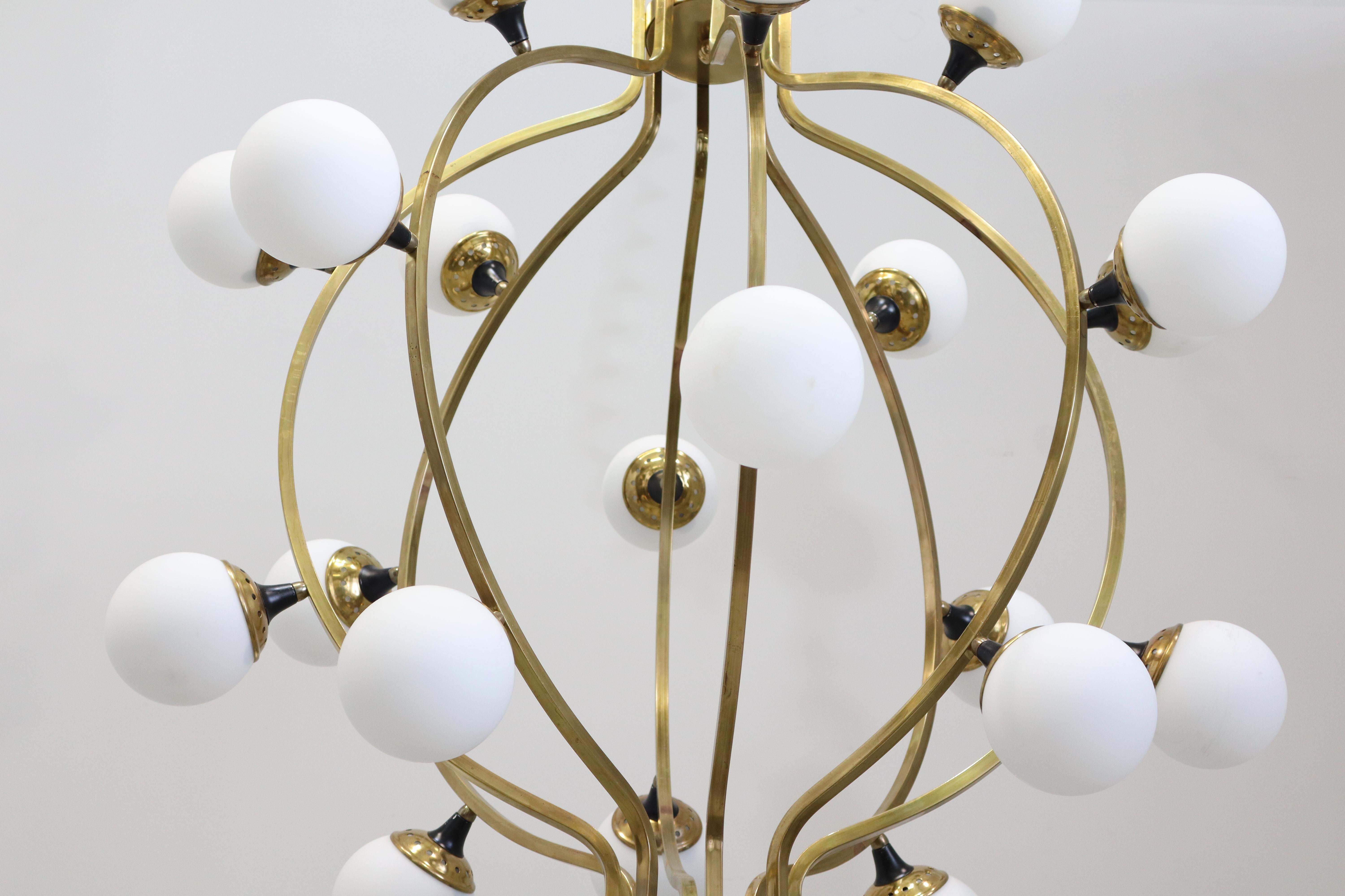 Grande lampadario a venti luci in ottone con vetro opalino alla maniera dello Stilnovo in vendita 4