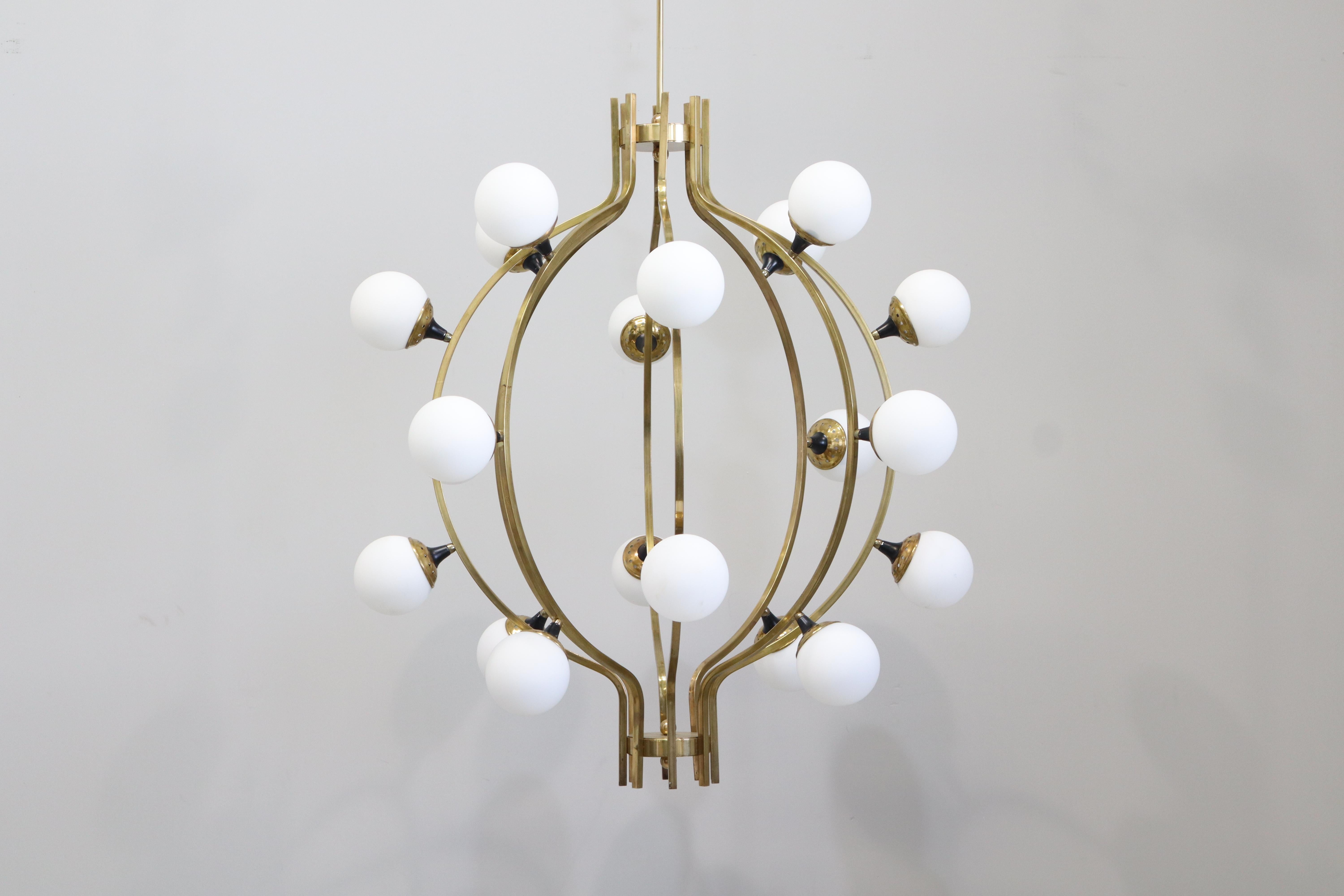 Mid-Century moderno Grande lampadario a venti luci in ottone con vetro opalino alla maniera dello Stilnovo in vendita