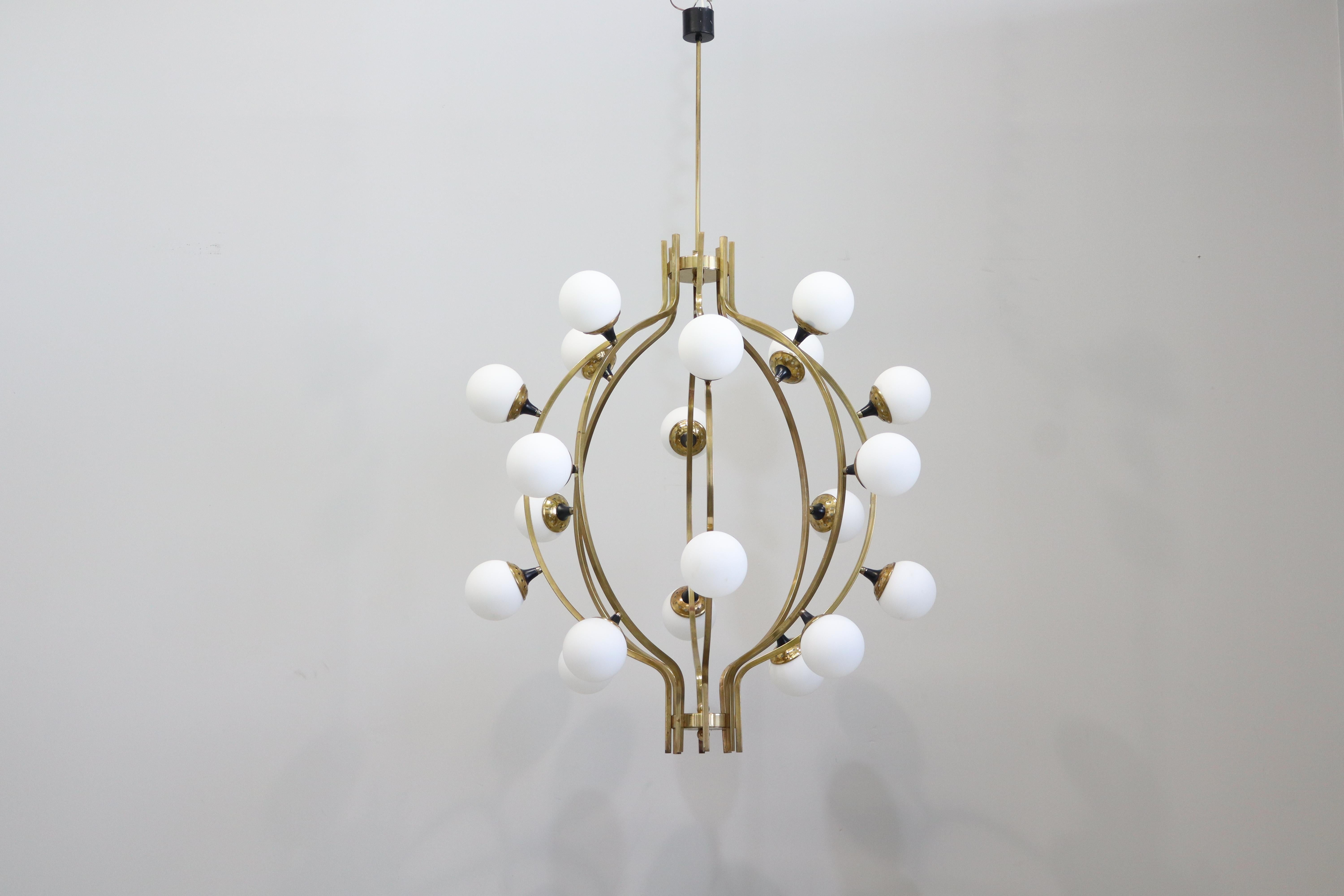 Italiano Grande lampadario a venti luci in ottone con vetro opalino alla maniera dello Stilnovo in vendita