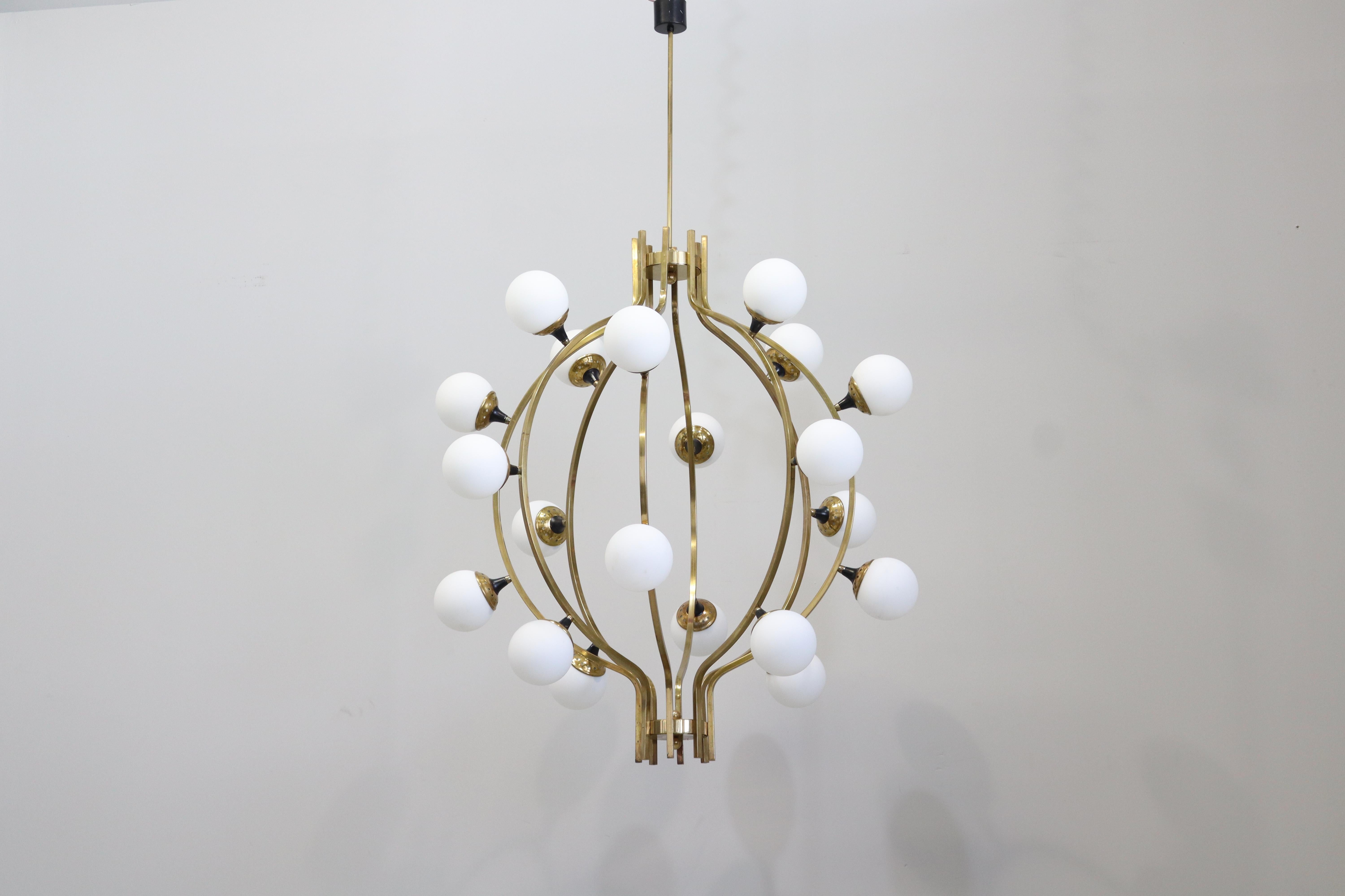 Grande lampadario a venti luci in ottone con vetro opalino alla maniera dello Stilnovo In condizioni buone in vendita a Rovereta, Repubblica di San Marino