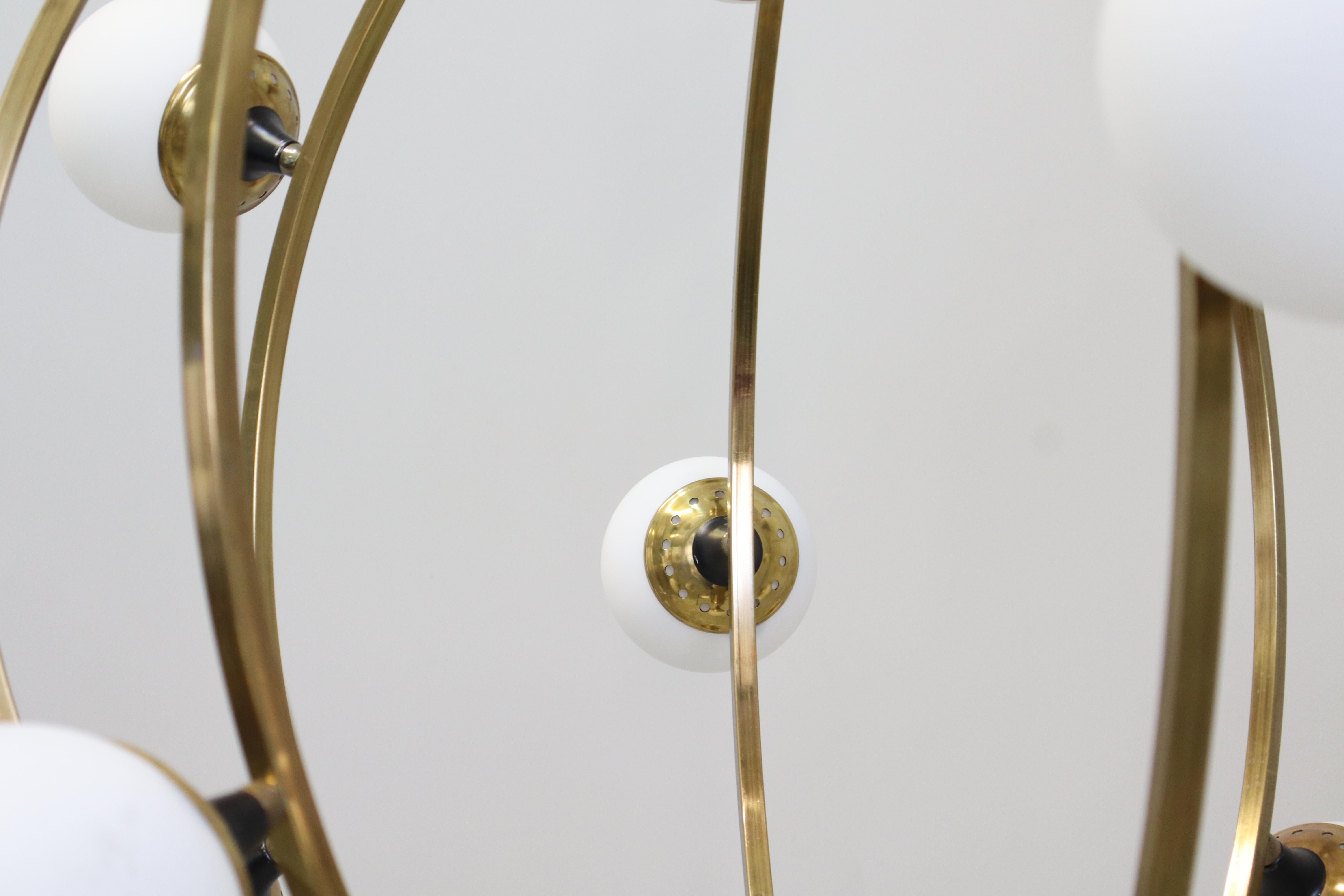 XX secolo Grande lampadario a venti luci in ottone con vetro opalino alla maniera dello Stilnovo in vendita