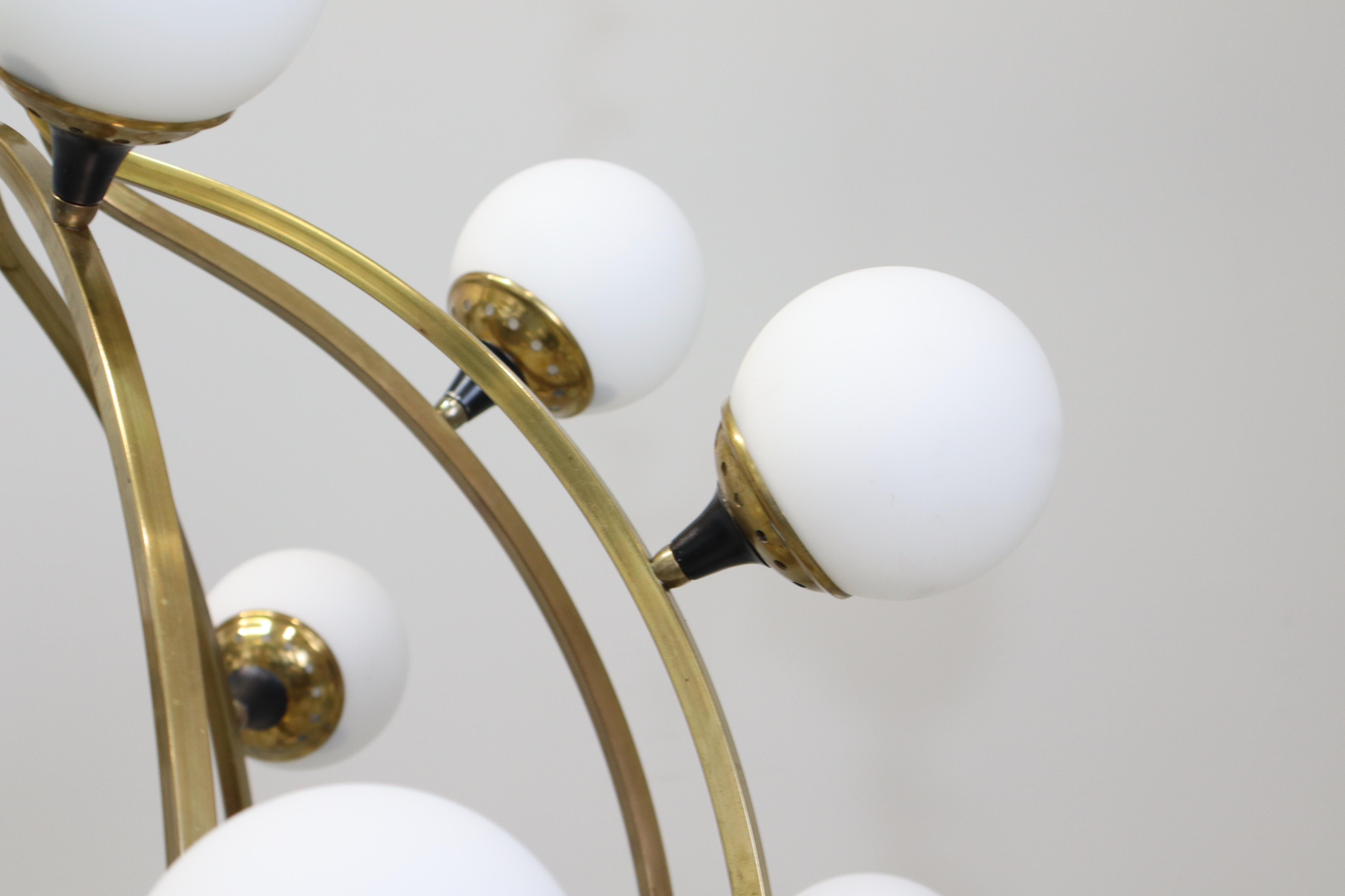 Ottone Grande lampadario a venti luci in ottone con vetro opalino alla maniera dello Stilnovo in vendita