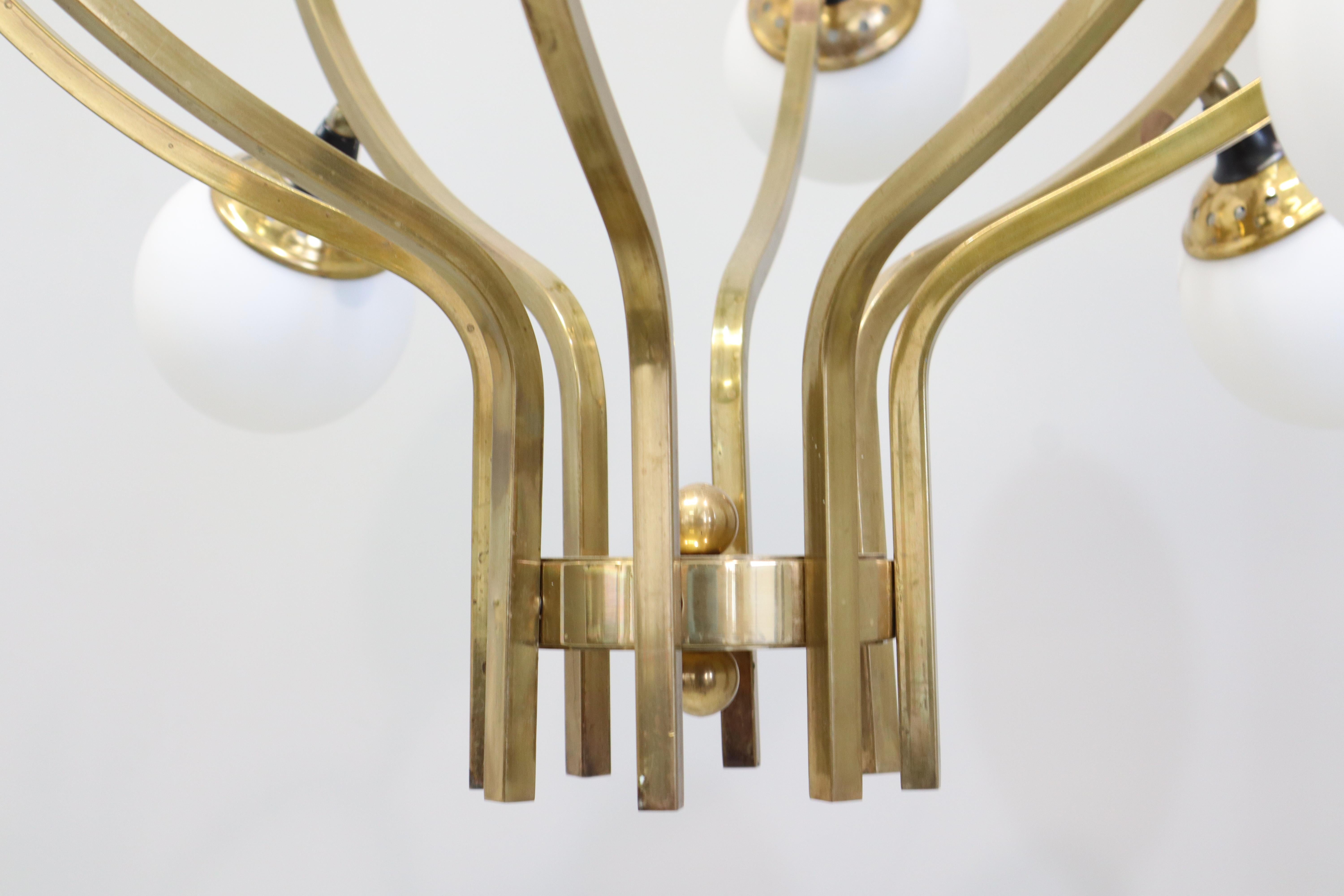 Grande lampadario a venti luci in ottone con vetro opalino alla maniera dello Stilnovo in vendita 1