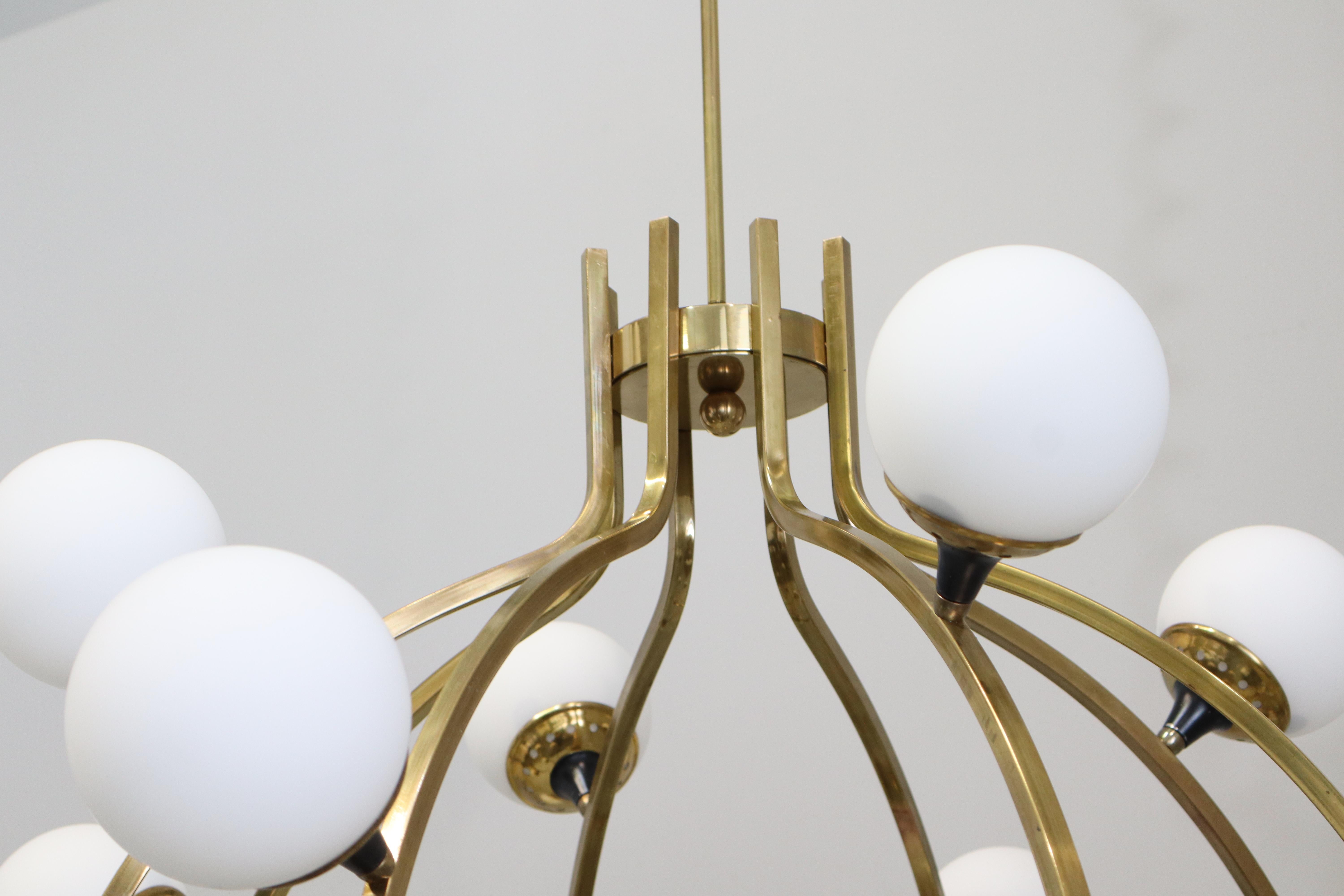 Grande lampadario a venti luci in ottone con vetro opalino alla maniera dello Stilnovo in vendita 2