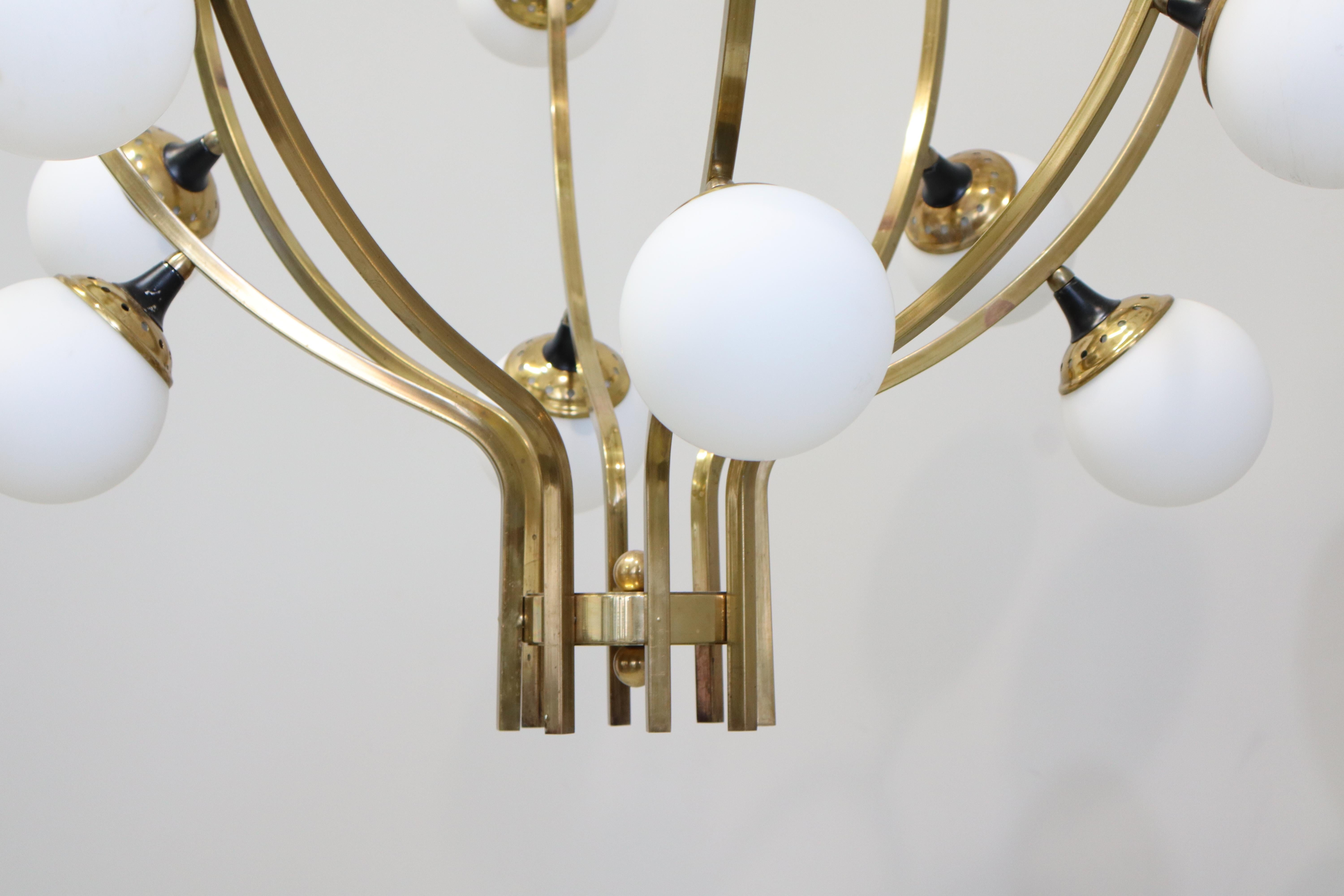 Grande lampadario a venti luci in ottone con vetro opalino alla maniera dello Stilnovo in vendita 3