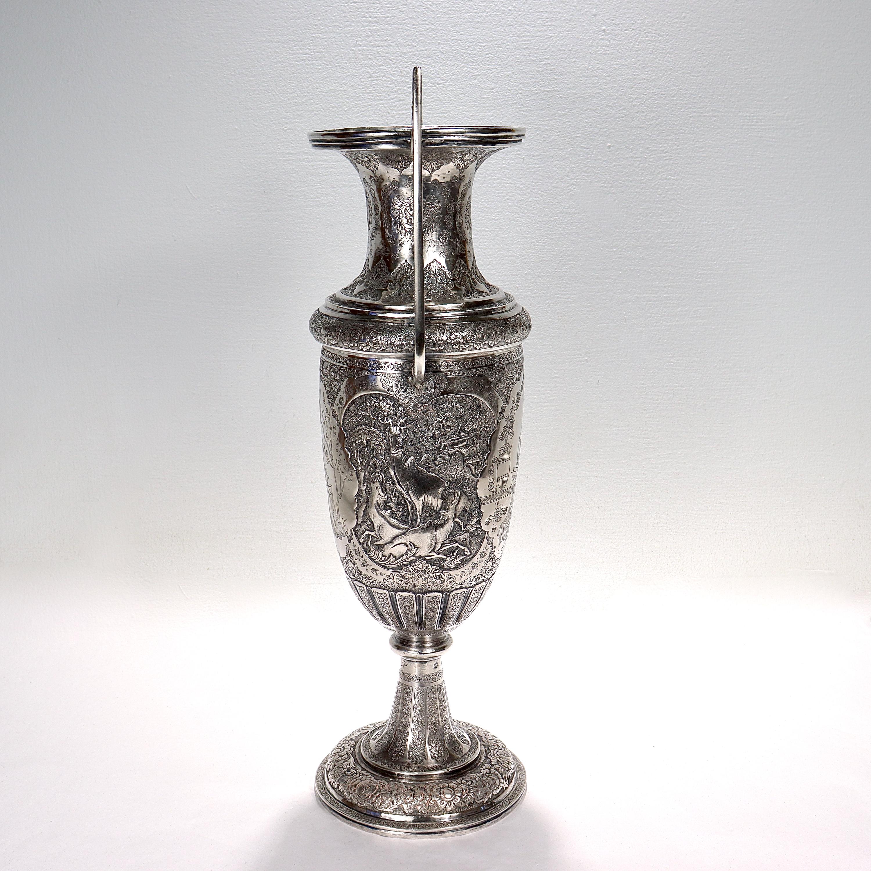 Colonial britannique Grand vase en argent à deux poignées, ancien ou antique, ottoman ou persan de style repoussée en vente