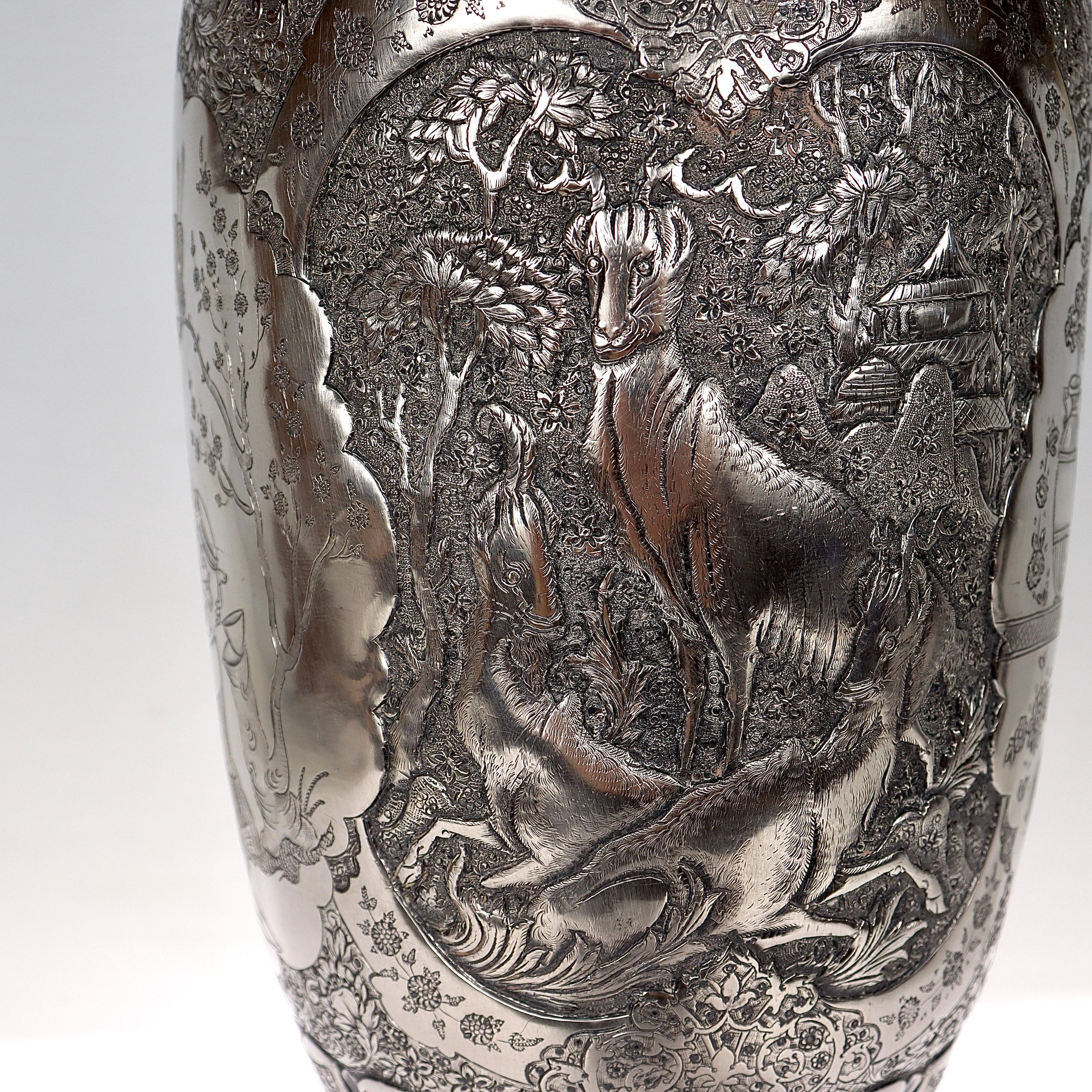 Grand vase en argent à deux poignées, ancien ou antique, ottoman ou persan de style repoussée Bon état - En vente à Philadelphia, PA