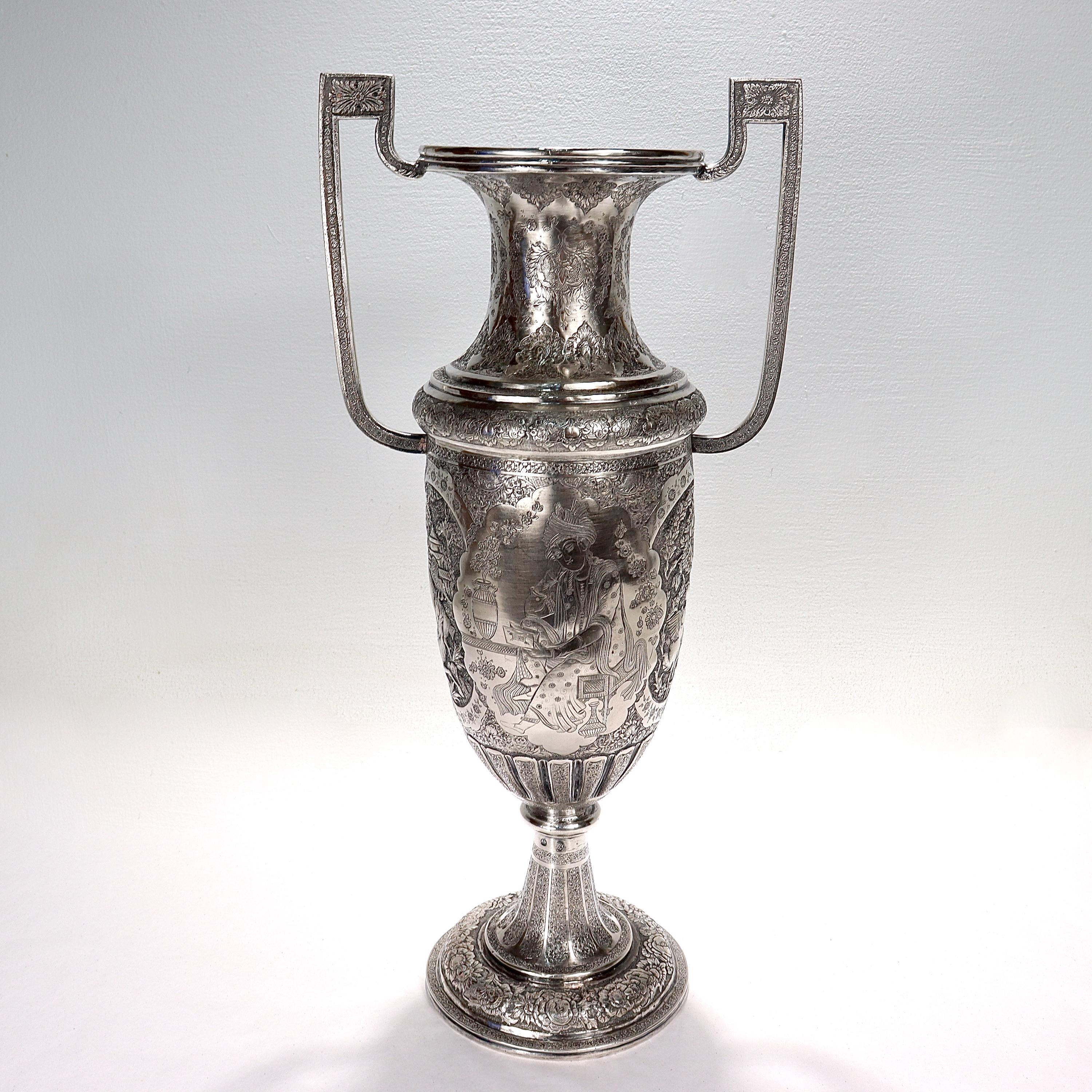 Grand vase en argent à deux poignées, ancien ou antique, ottoman ou persan de style repoussée Unisexe en vente