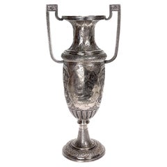 Grand vase en argent à deux poignées, ancien ou antique, ottoman ou persan de style repoussée