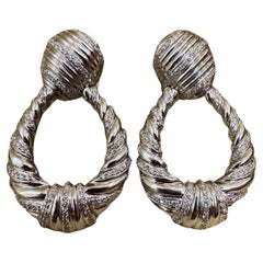 Große Twist-Diamant-Tür-Knocker-Tropfen-Ohrringe aus 18 Karat Weißgold