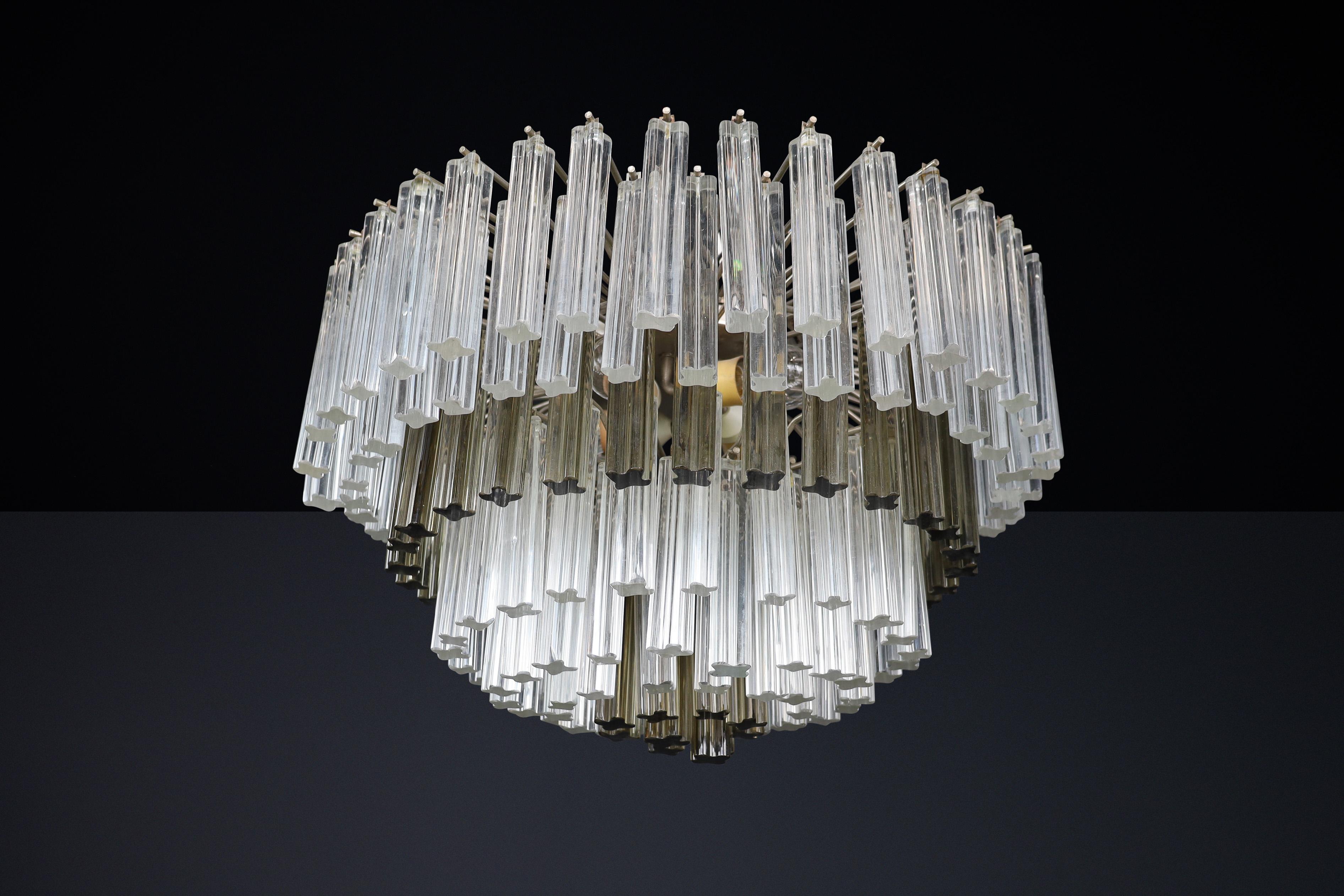 Grand lustre à six niveaux en cristal bicolore de Venini, Italie, années 1960.

Ce grand lustre exquis à six niveaux est une pièce maîtresse à couper le souffle, mettant en valeur la beauté du verre bicolore triedri et un ensemble de prismes de