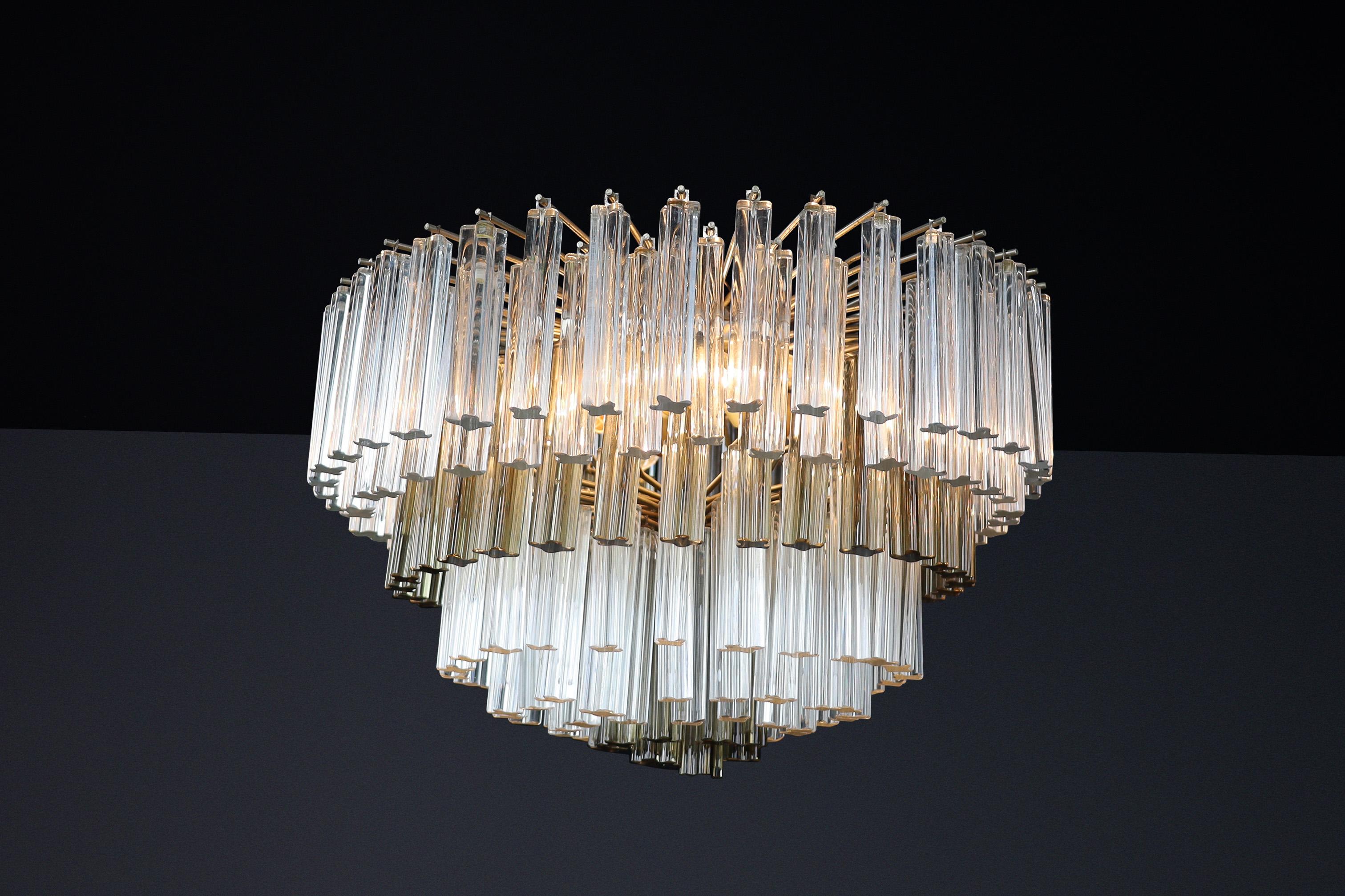 20ième siècle Grand lustre Venini en cristal bicolore à six niveaux, Italie, années 1960 en vente