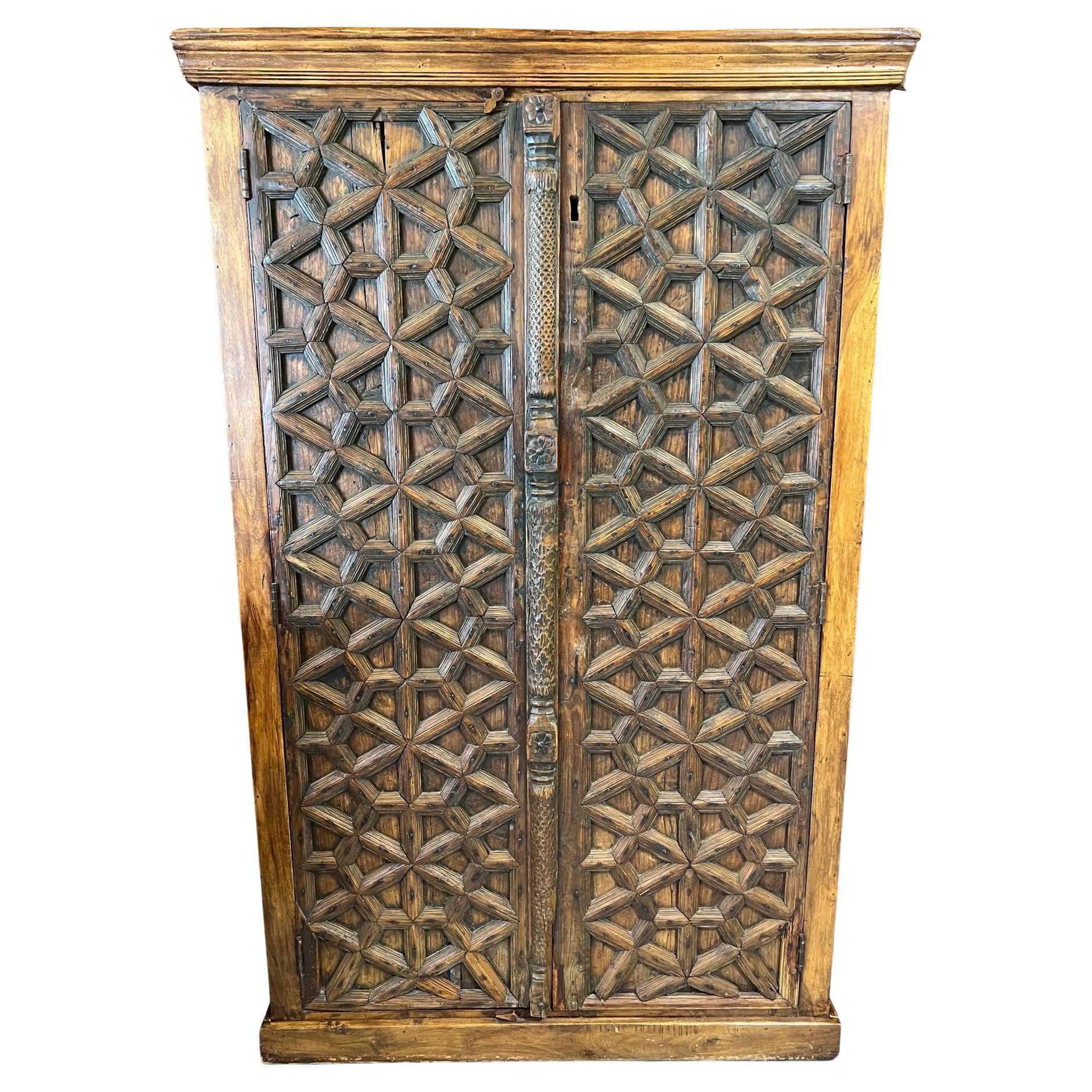 Grand meuble de rangement à deux portes avec portes en bois sculpté antique provenant d'Inde