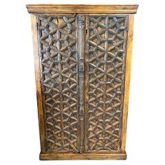 Grand meuble de rangement à deux portes avec portes en bois sculpté antique provenant d'Inde