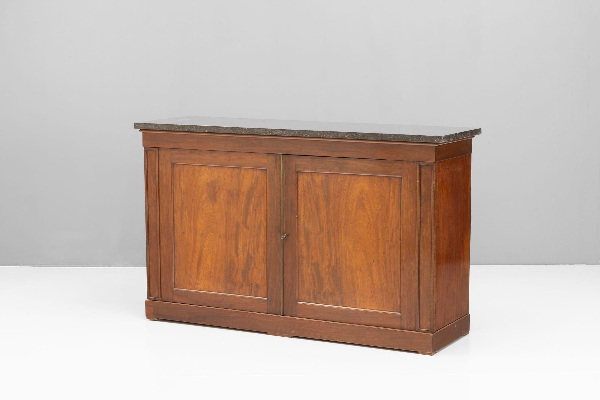 Zweitüriger Mahagoniunterschrank mit verstellbaren Einlegeböden und Granitplatte. Circa 1840.

H 99cm x B 161cm x T 50cm