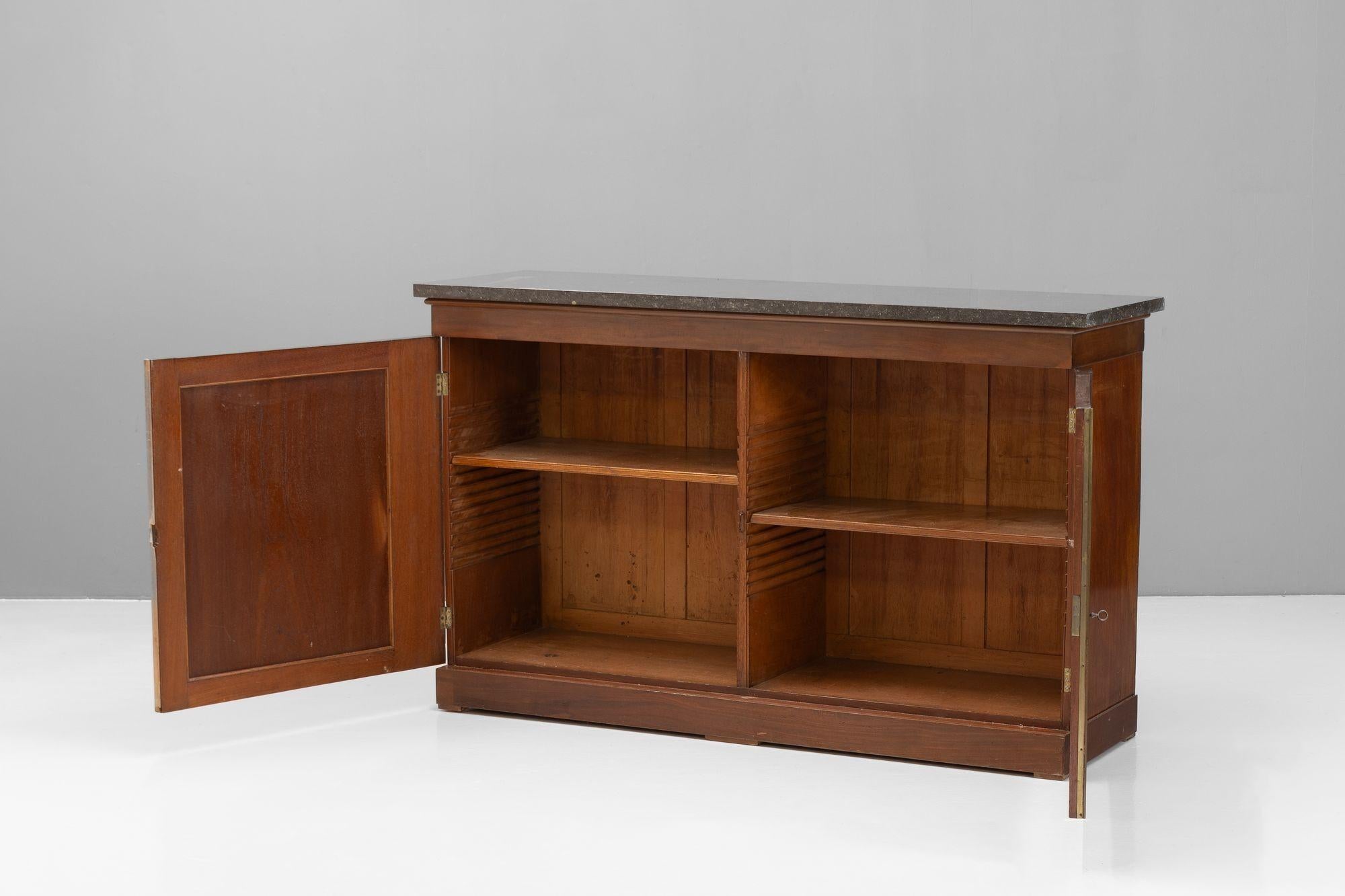 Großer zweitüriger Schrank im Zustand „Gut“ im Angebot in London, England