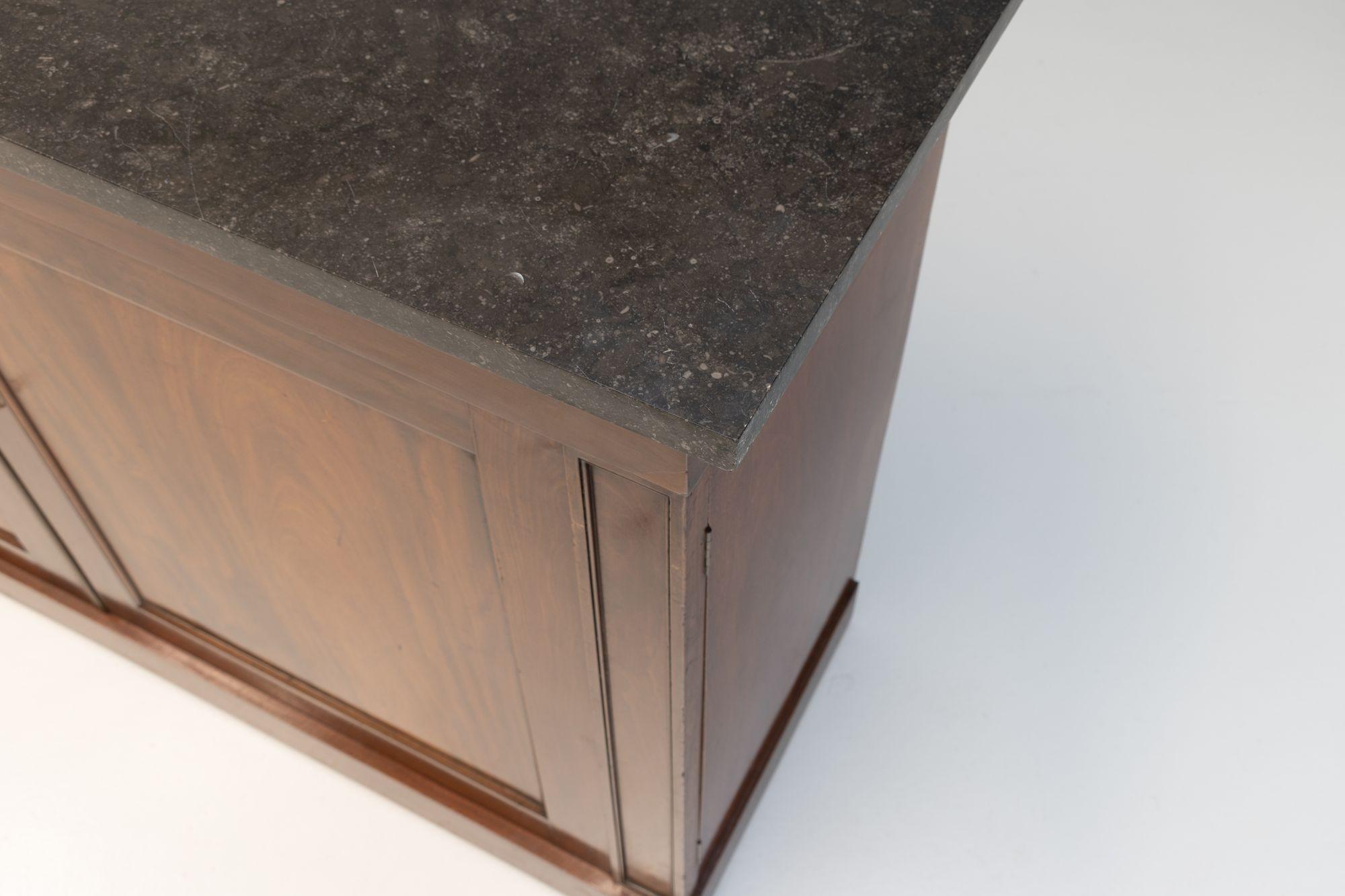 Großer zweitüriger Schrank (Mahagoni) im Angebot