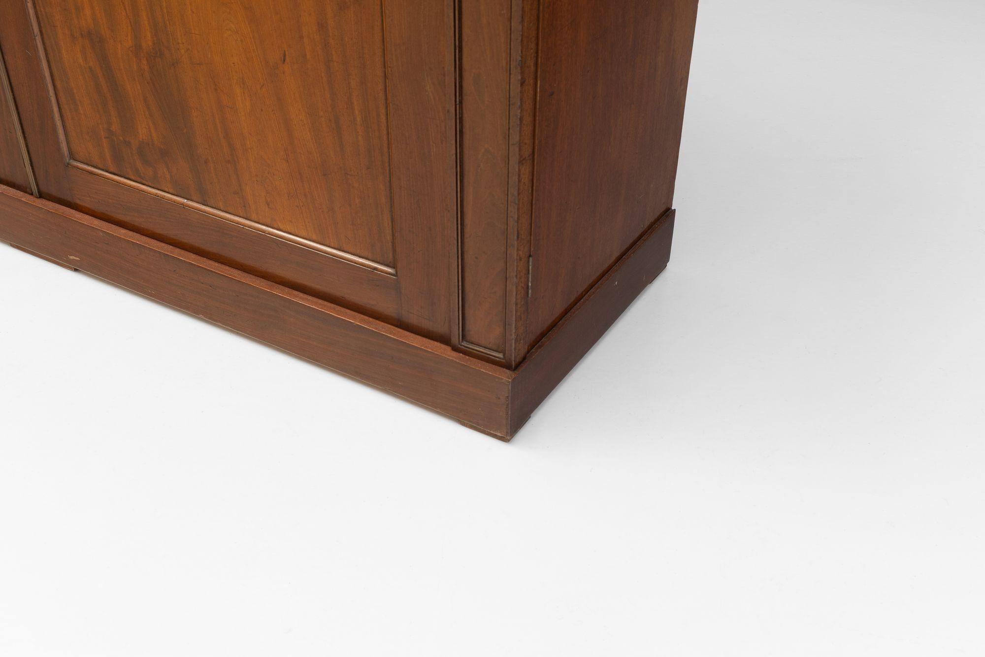 Großer zweitüriger Schrank im Angebot 1