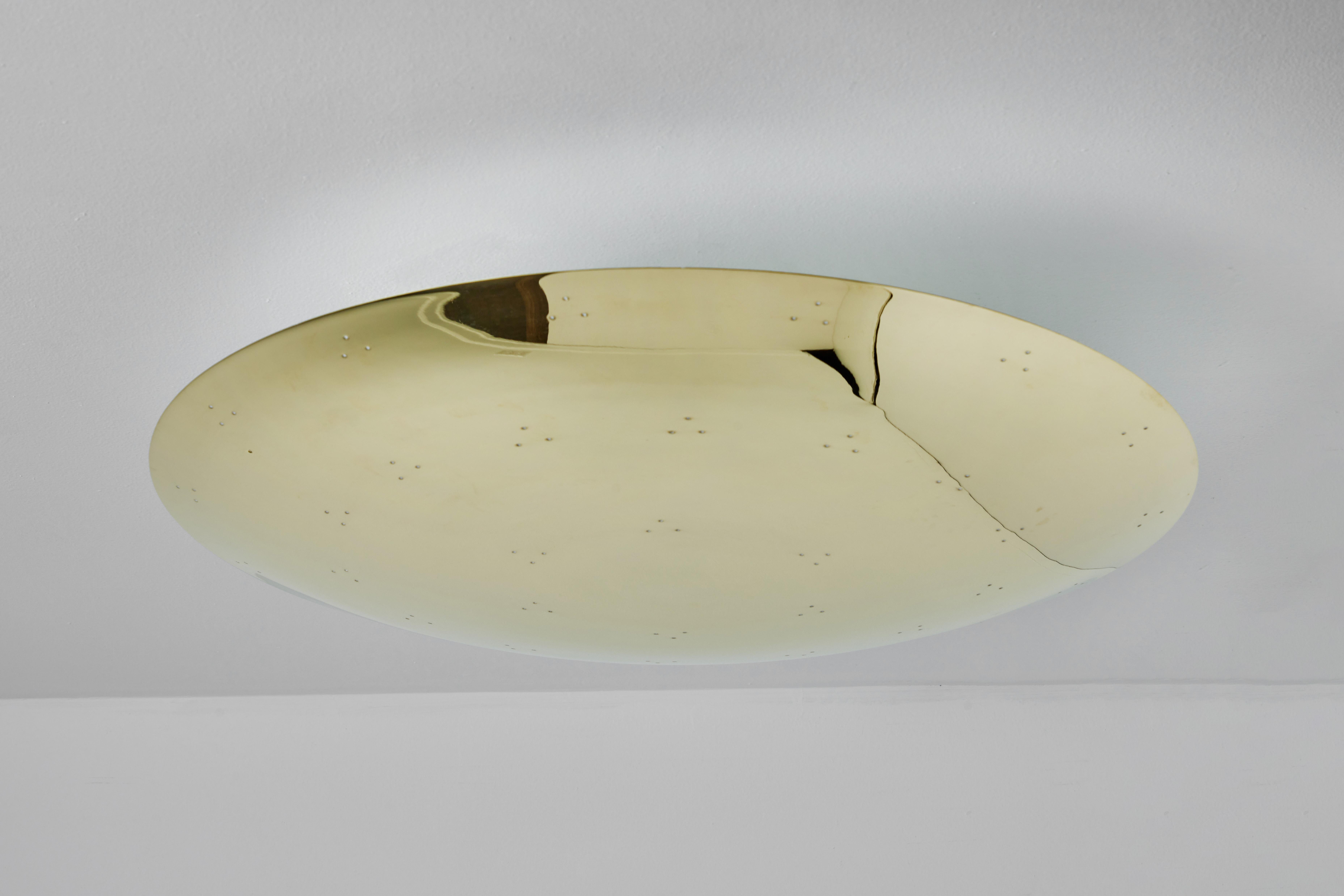 Zwei große Enlighten 'Rey' Dome Deckenleuchte aus poliertem Messing mit Perforation im Angebot 3
