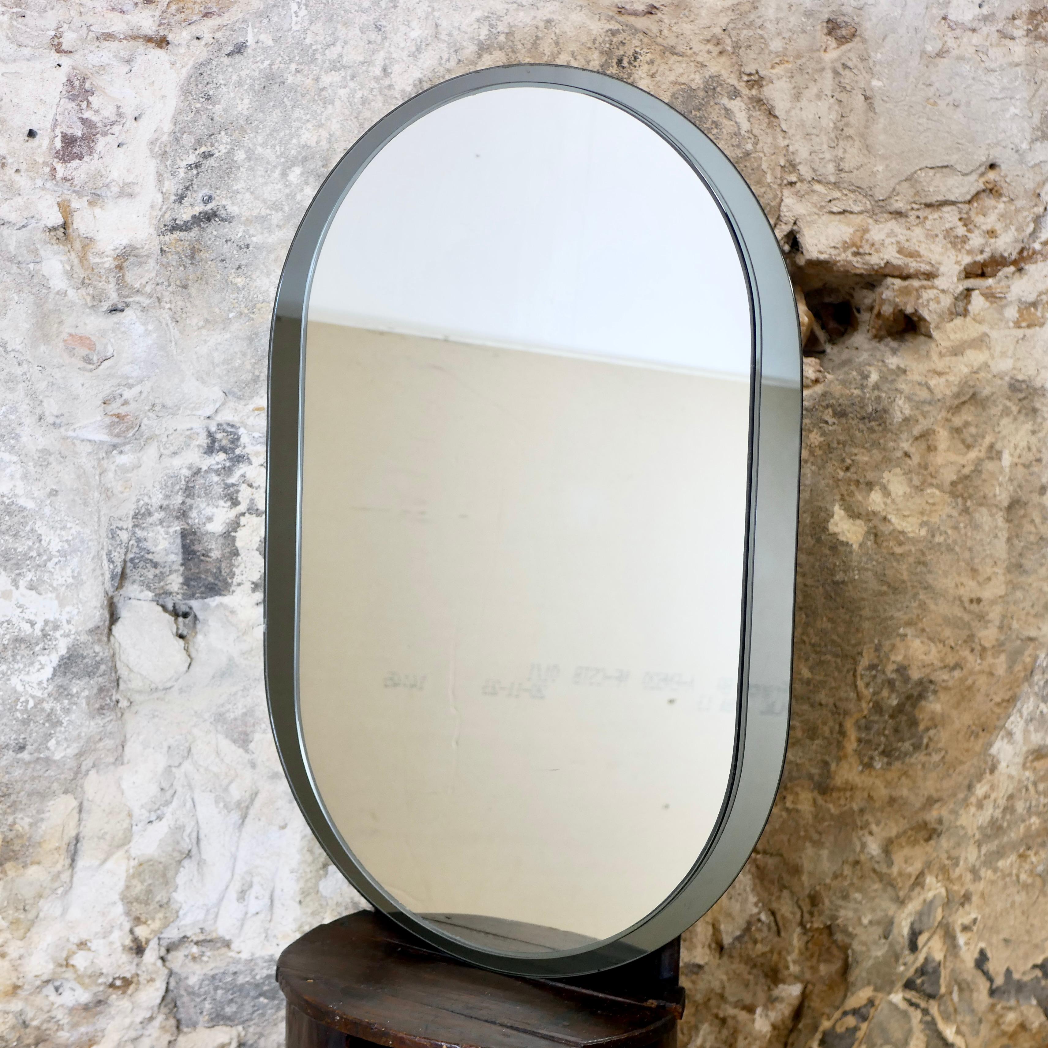 Gorgeous Italian mirror by Veca, made in Italy in the 1970s.
Two layers mirror, oval shape, with blue smokey glass on the background.
Good condition, few light scratches, one discrete chip on the left edge of the mirror, but without loss.
With its