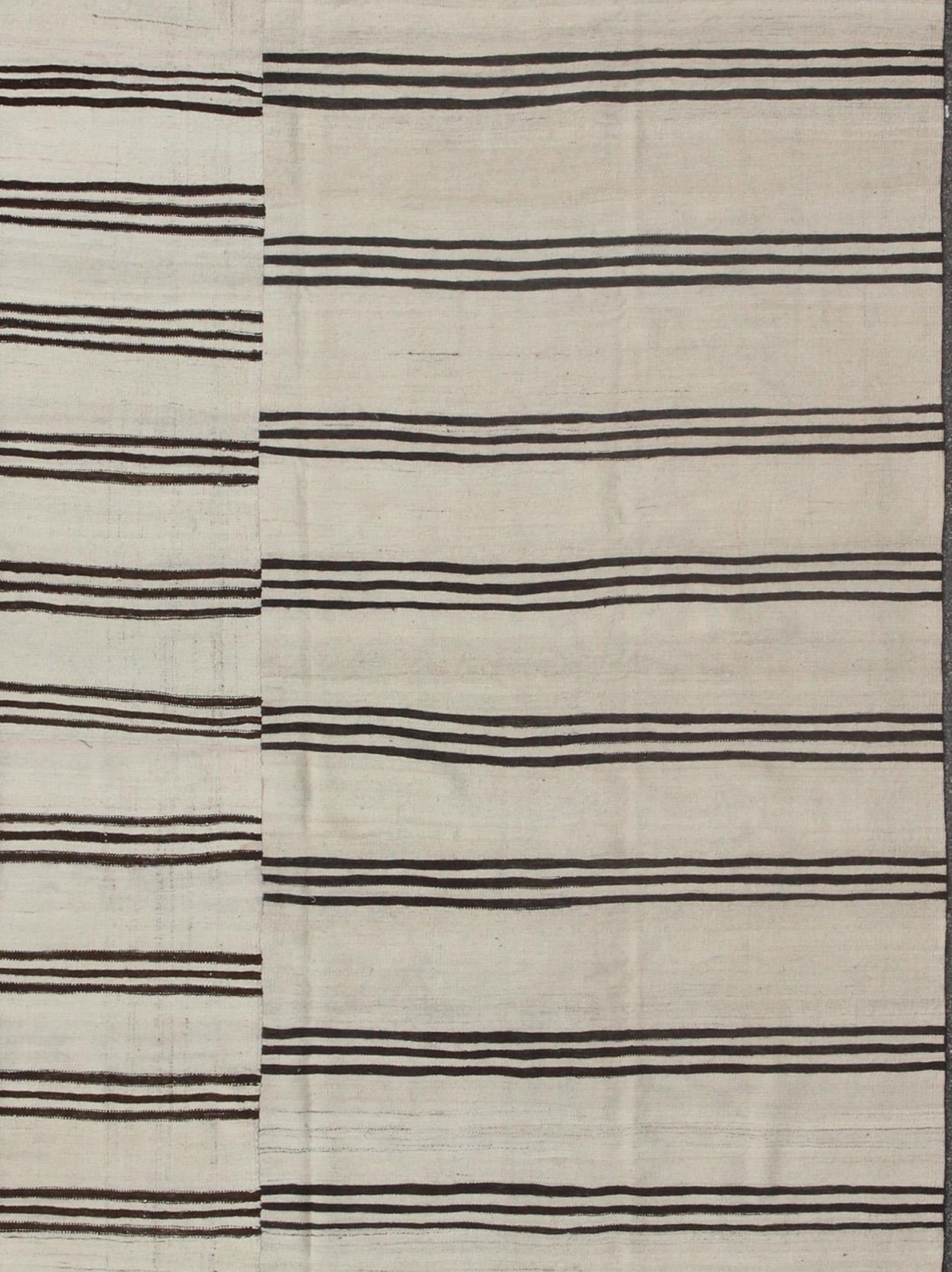 Alfombra Kilim vintage de tejido plano procedente de Turquía con rayas en marrón, negro y crema. Alfombra/TU-NED-1117, país de origen / tipo: Turquía / Kilim, hacia 1950

Medidas:9'7 x 13'8.

Tejido a principios del siglo XX en Turquía, este kilim