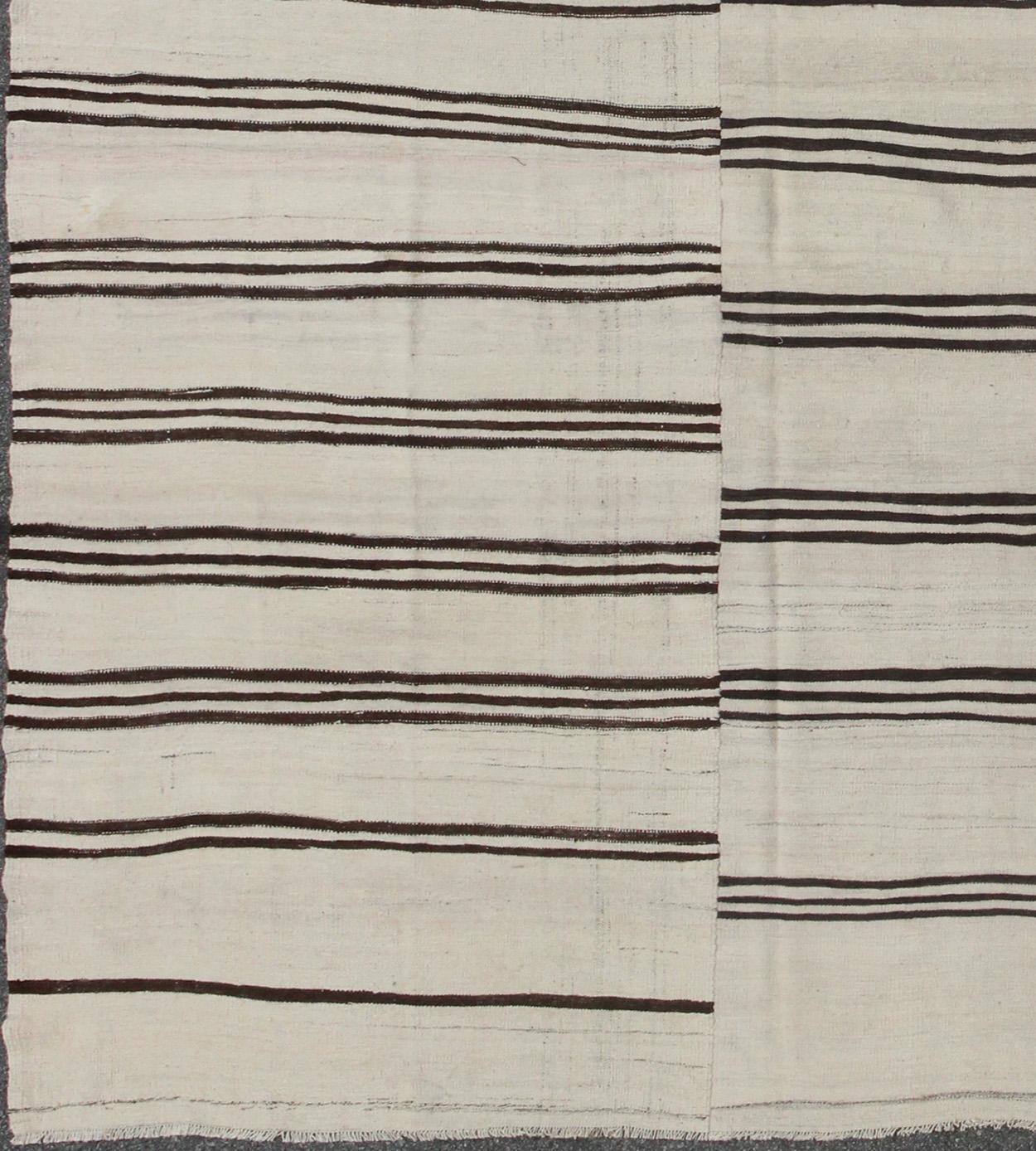 Alfombra Kilim Vintage Turca a Rayas de Dos Paneles en Crema, Negro y Marrón Turco en venta