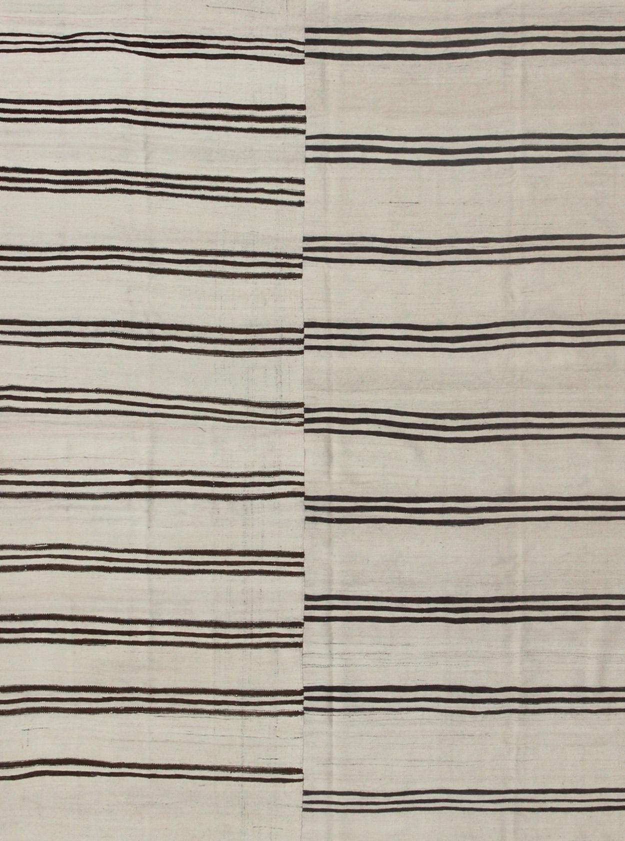 Alfombra Kilim Vintage Turca a Rayas de Dos Paneles en Crema, Negro y Marrón Tejido a mano en venta