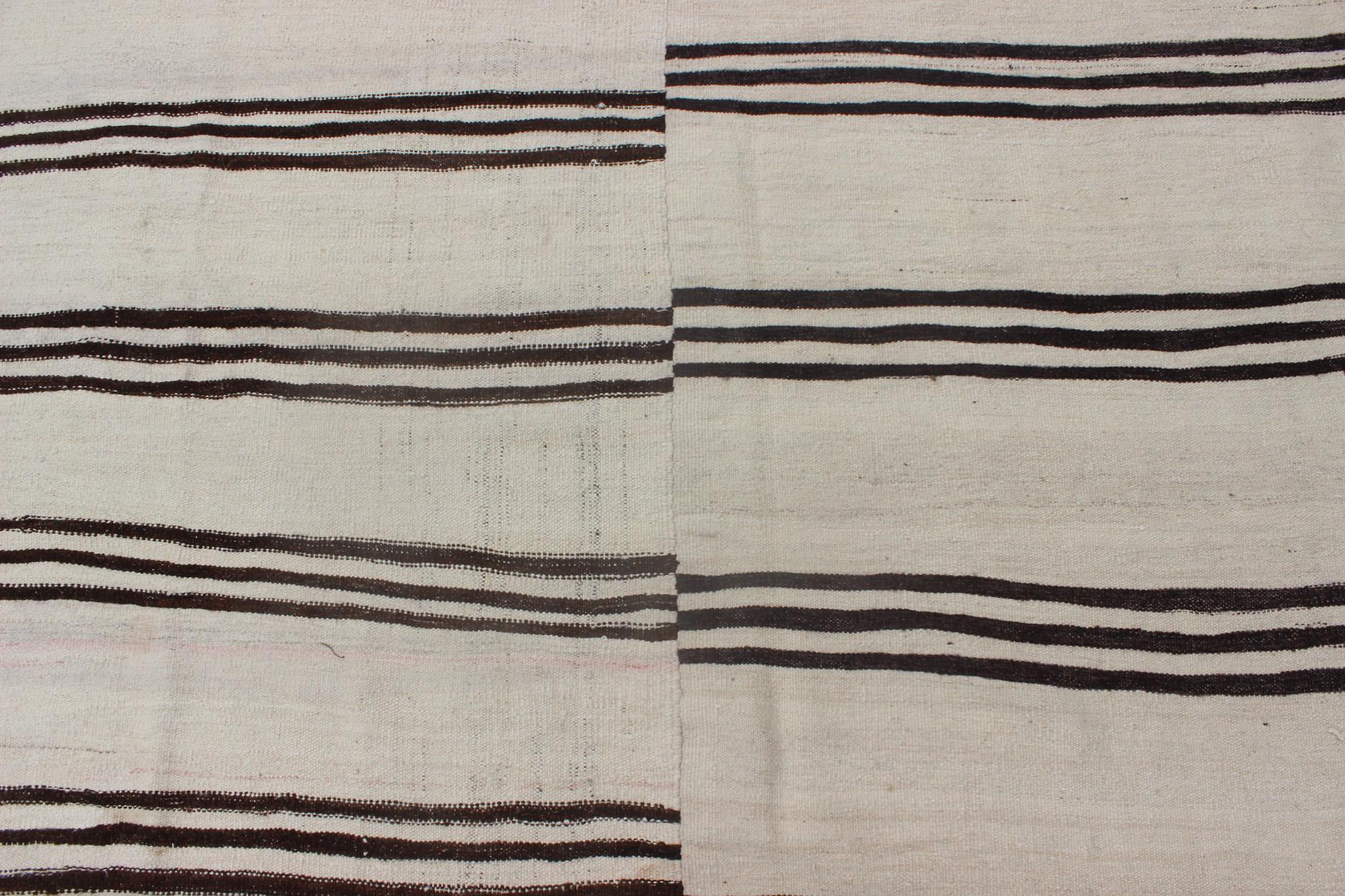 Alfombra Kilim Vintage Turca a Rayas de Dos Paneles en Crema, Negro y Marrón en Bueno estado para la venta en Atlanta, GA