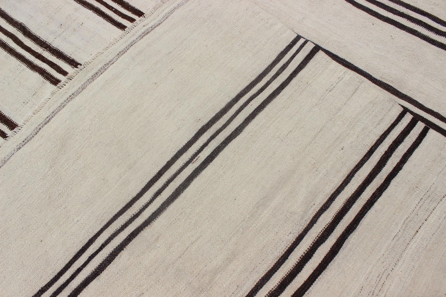 Alfombra Kilim Vintage Turca a Rayas de Dos Paneles en Crema, Negro y Marrón Lana en venta