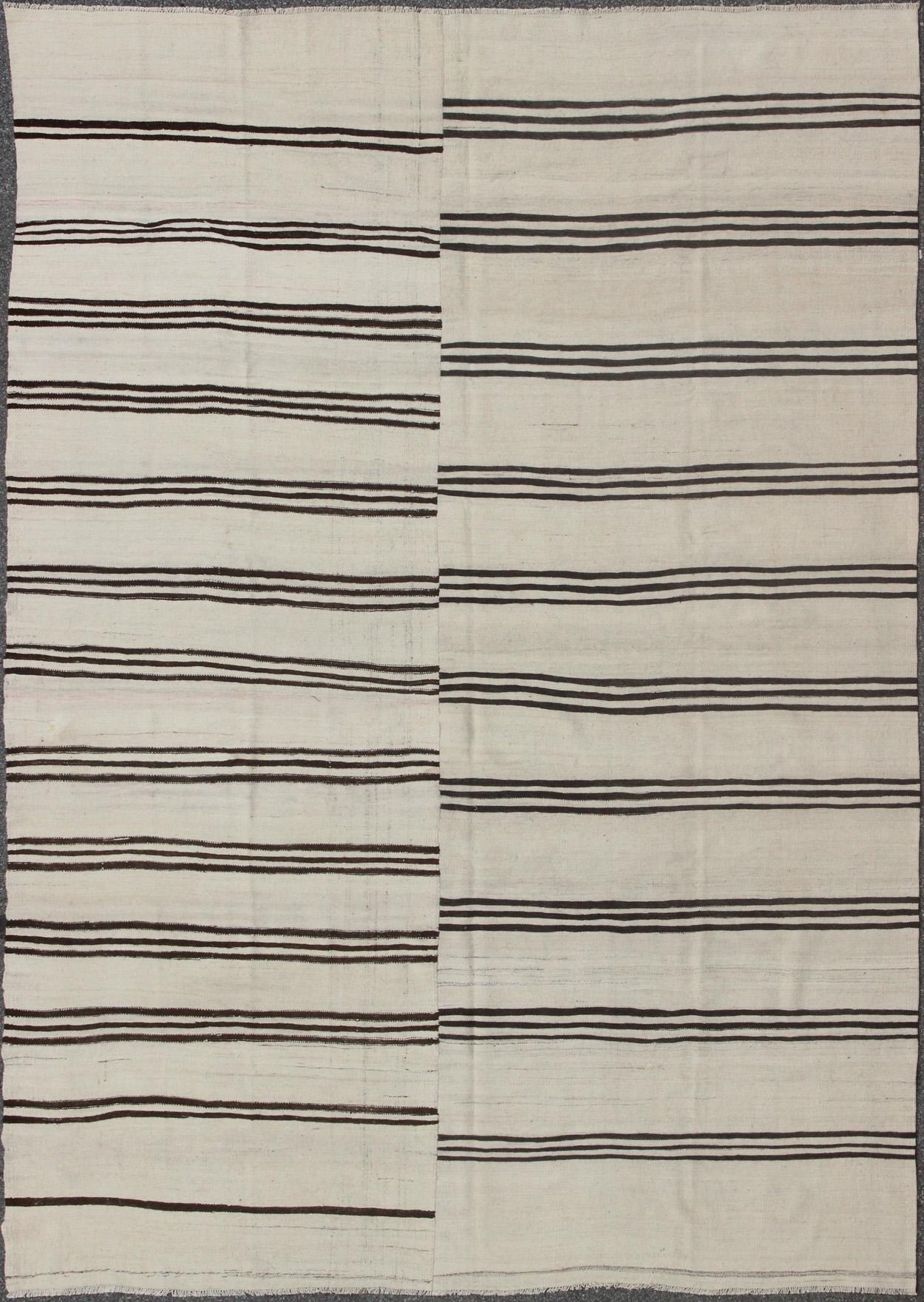 Großer zweiseitig gestreifter türkischer Kelim-Teppich im Vintage-Stil in Creme, Schwarz und Braun im Angebot 1