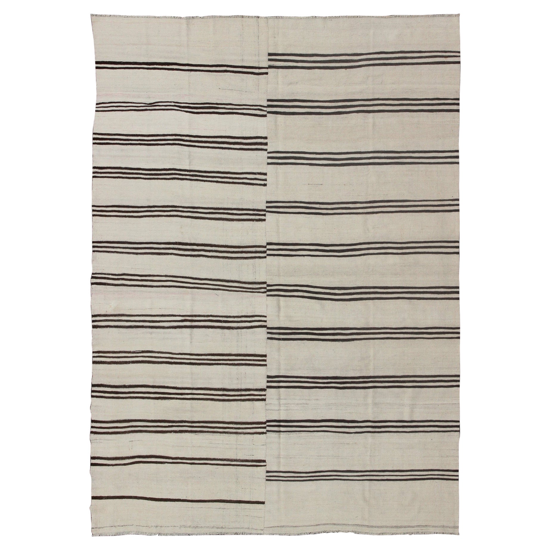 Grande tappeto turco vintage a due pannelli Rug & Kilim a strisce color crema, nero e marrone