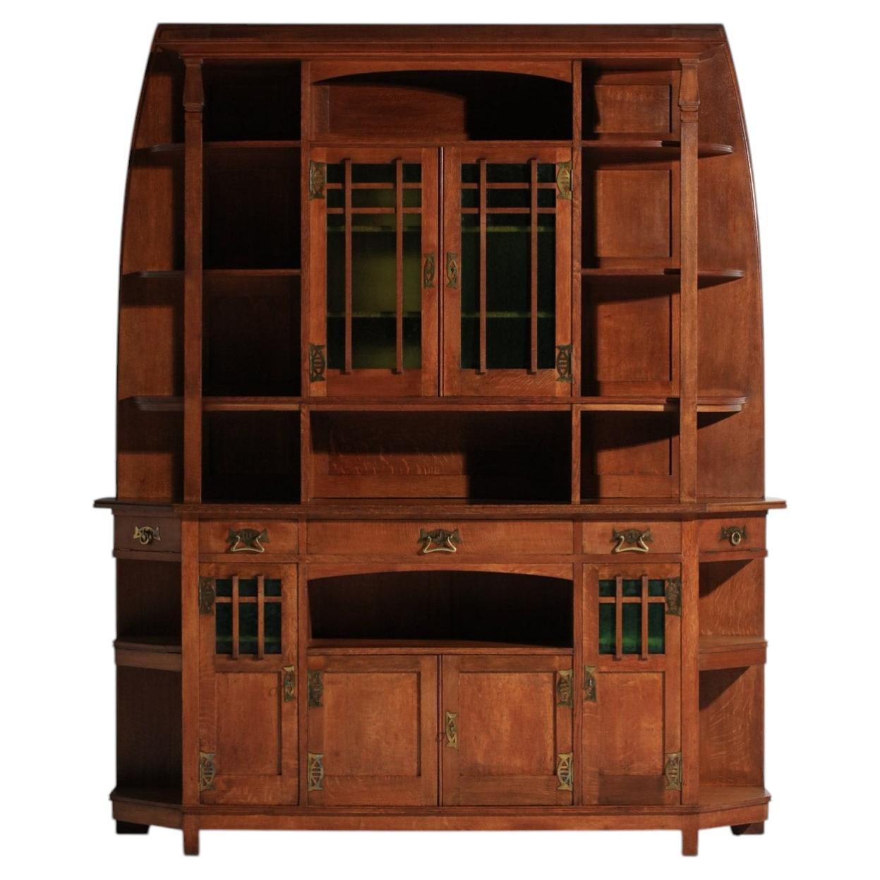 Großes, zweiteiliges Sideboard aus Eiche im Arts-and-Crafts-Stil, 1920er Jahre, signiert „R & V – J744“