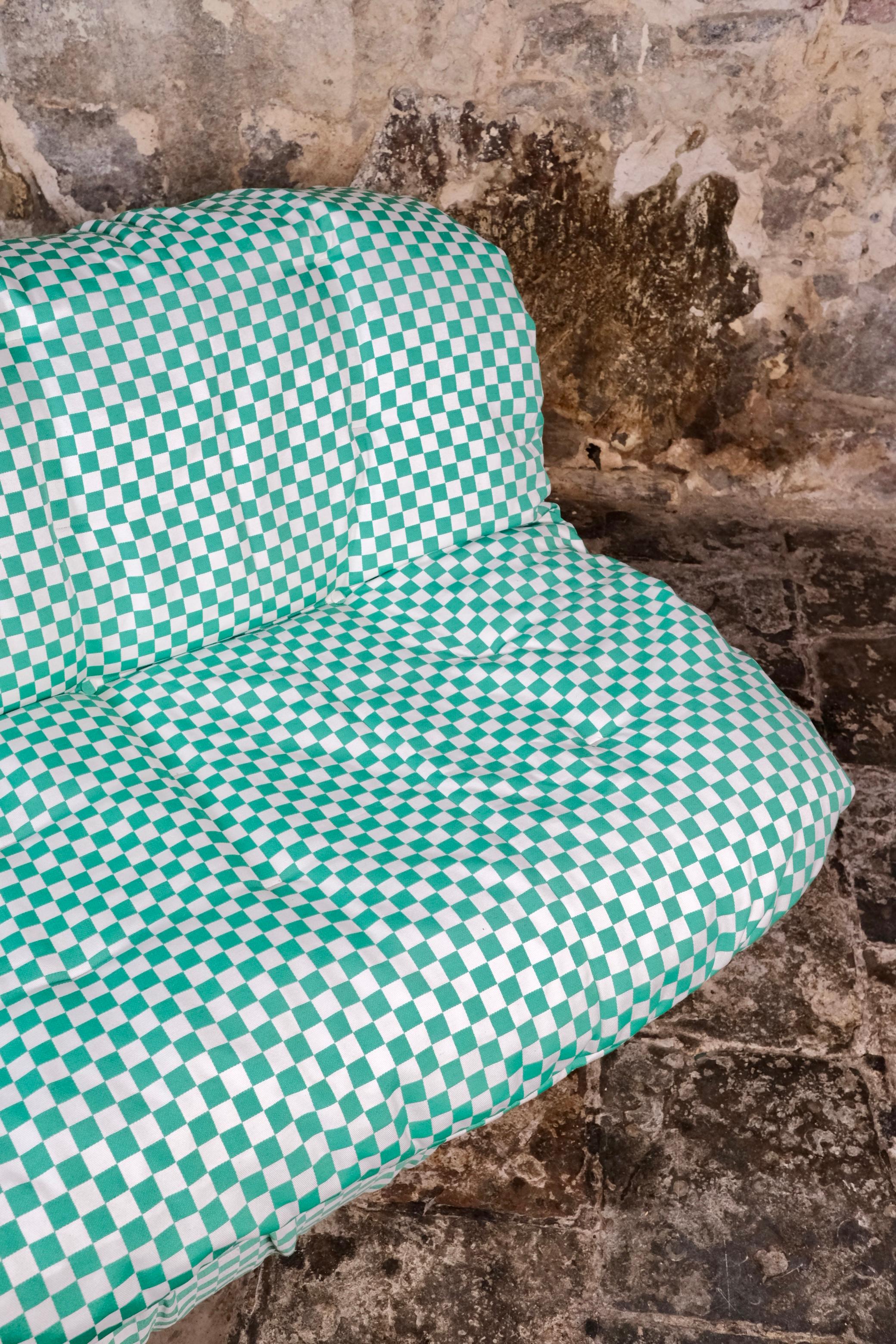 Large two-seater sofa in checkered pattern made in France, 1980s In Good Condition For Sale In Lyon, FR