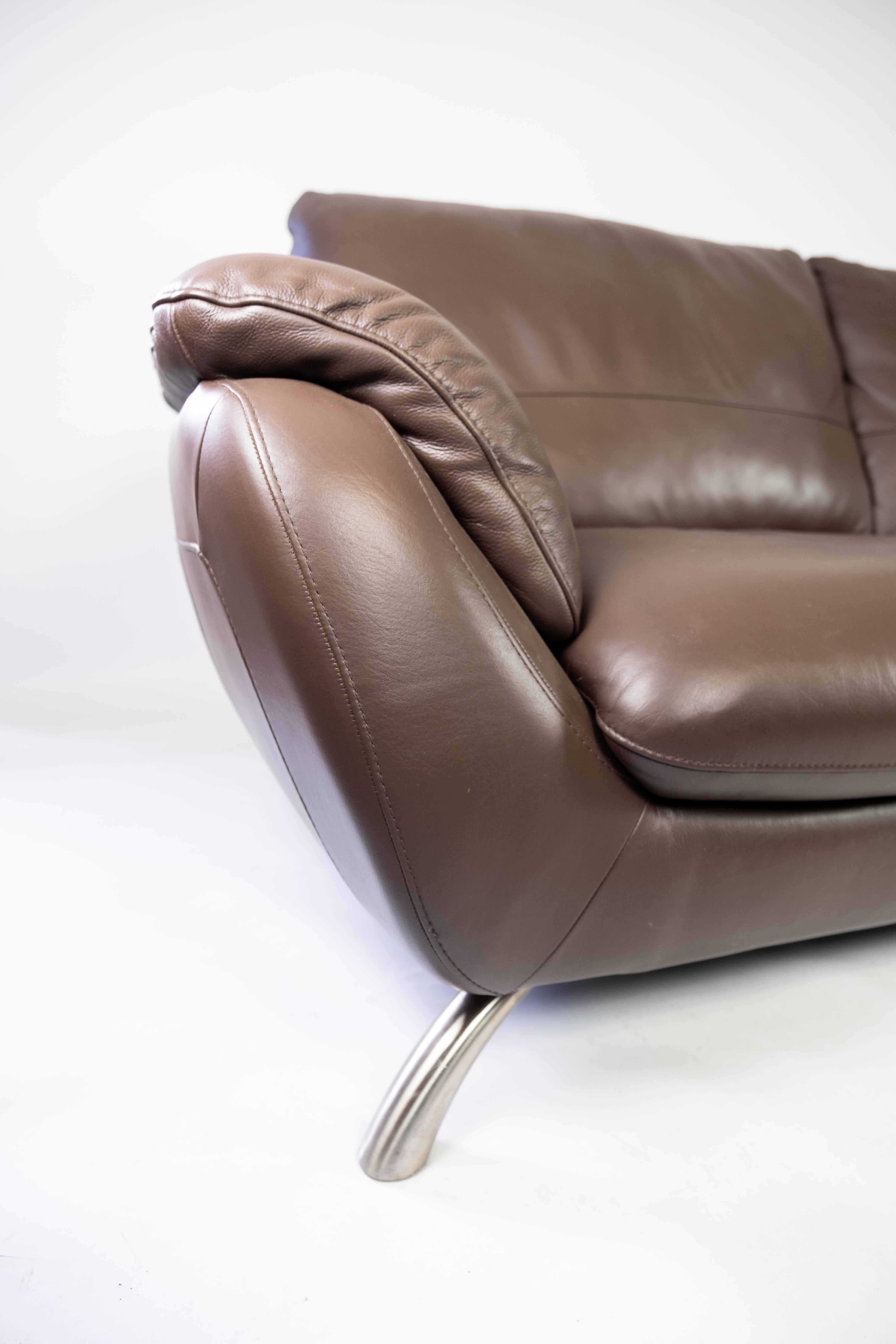 The large two-seater sofa in brown leather with a metal frame, manufactured by Italsofa, is an impressive piece of furniture that exudes both style and comfort. With its elegant design and durable materials, this sofa is an ideal choice for anyone