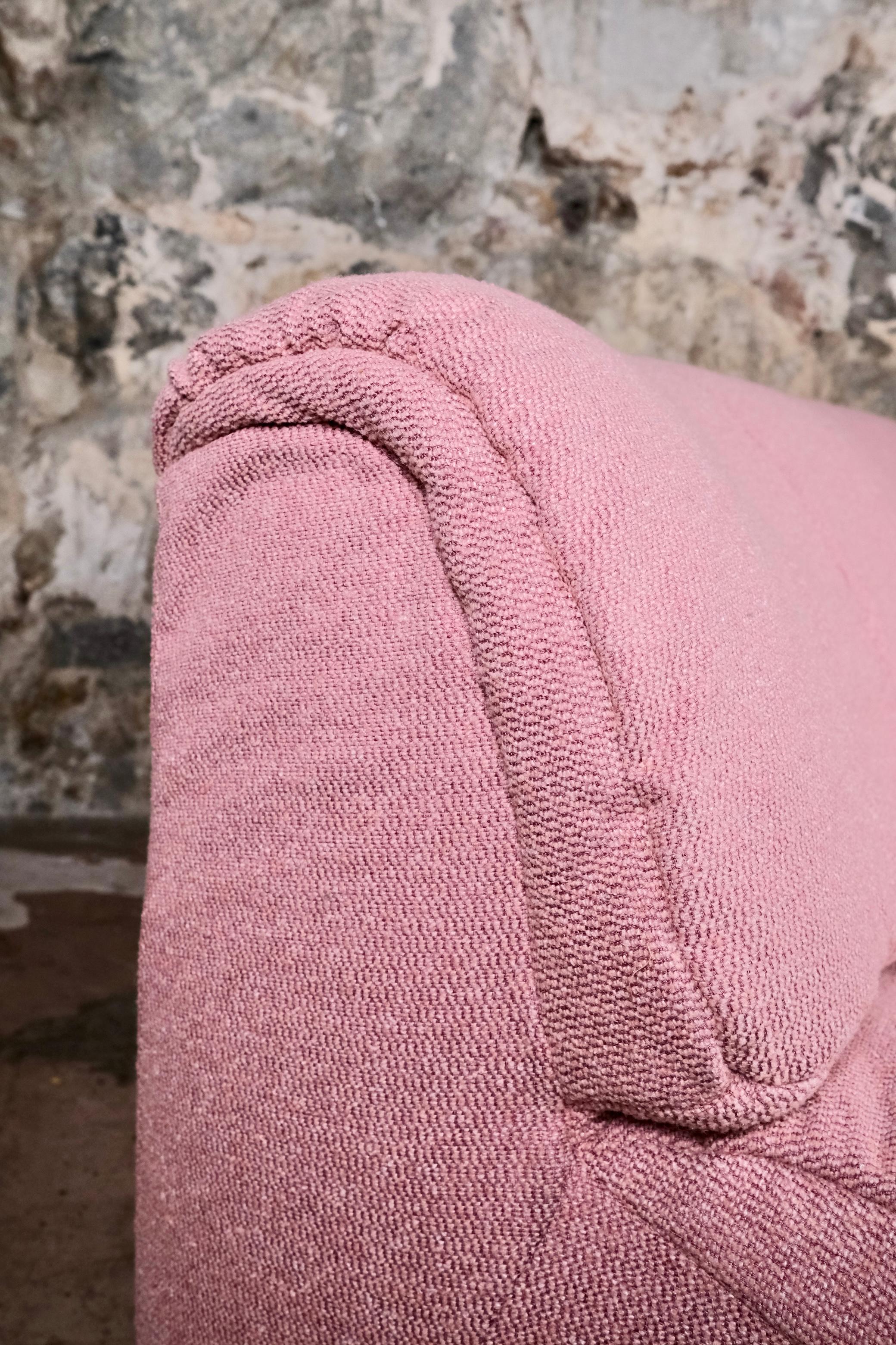 Grande divano a due posti rosa, made in France, anni '80 in vendita 3