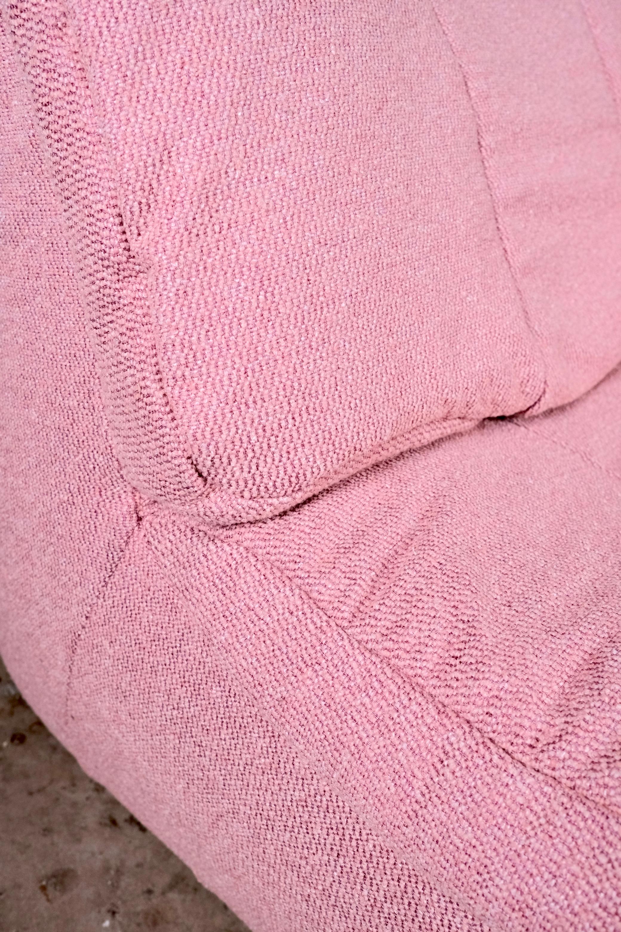 Grande divano a due posti rosa, made in France, anni '80 in vendita 4