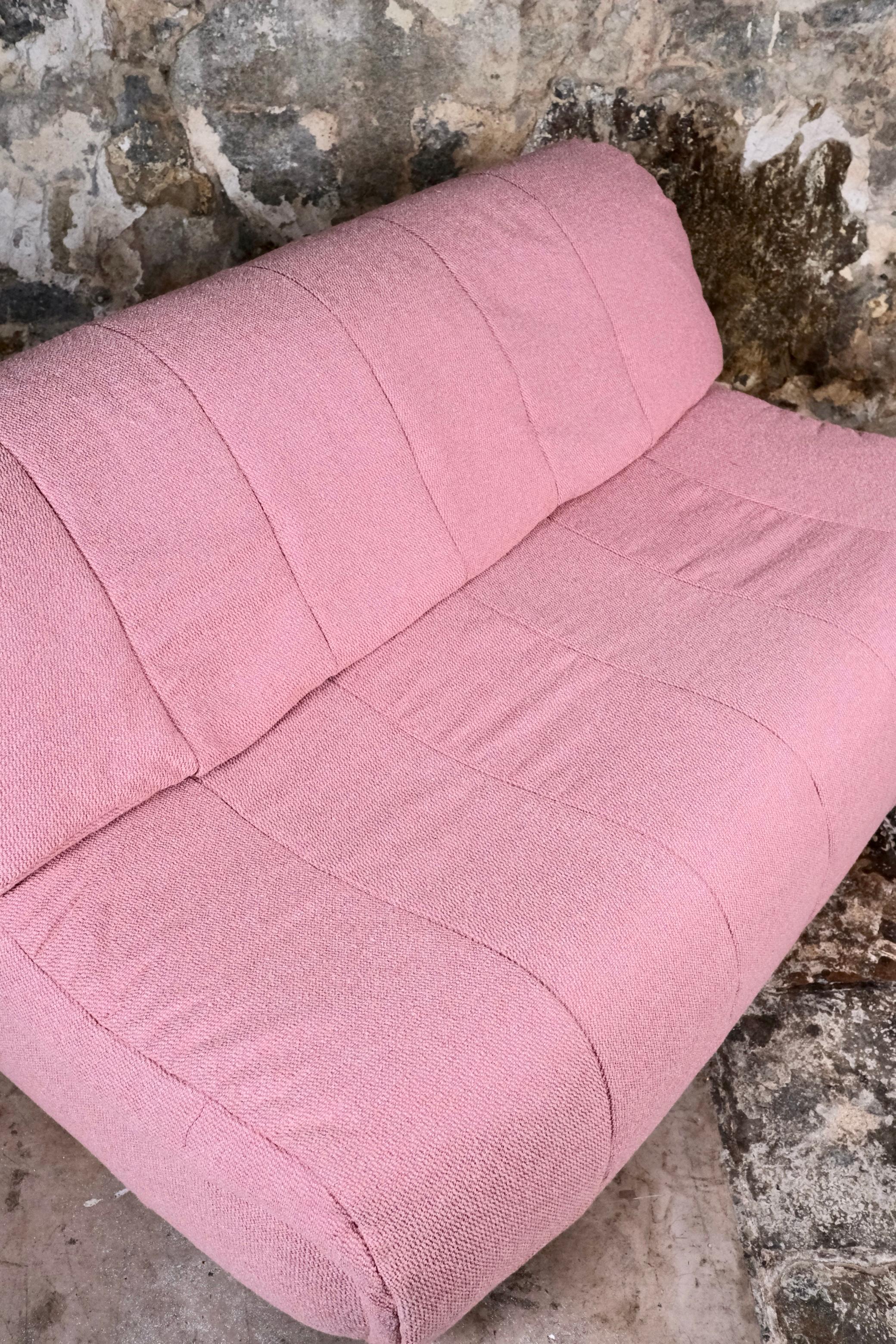 Grande divano a due posti rosa, made in France, anni '80 in vendita 5