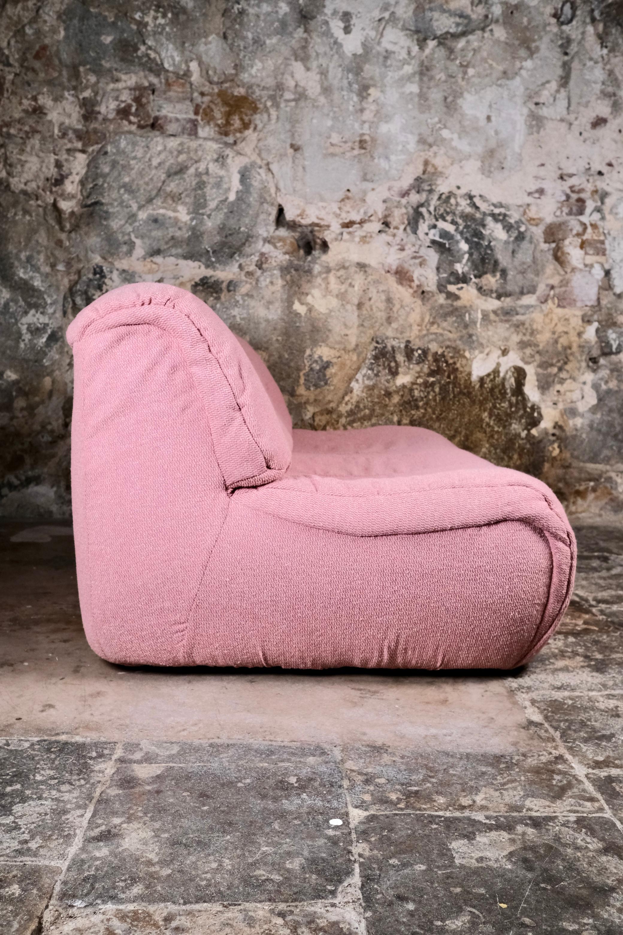Grande divano a due posti rosa, made in France, anni '80 in vendita 6